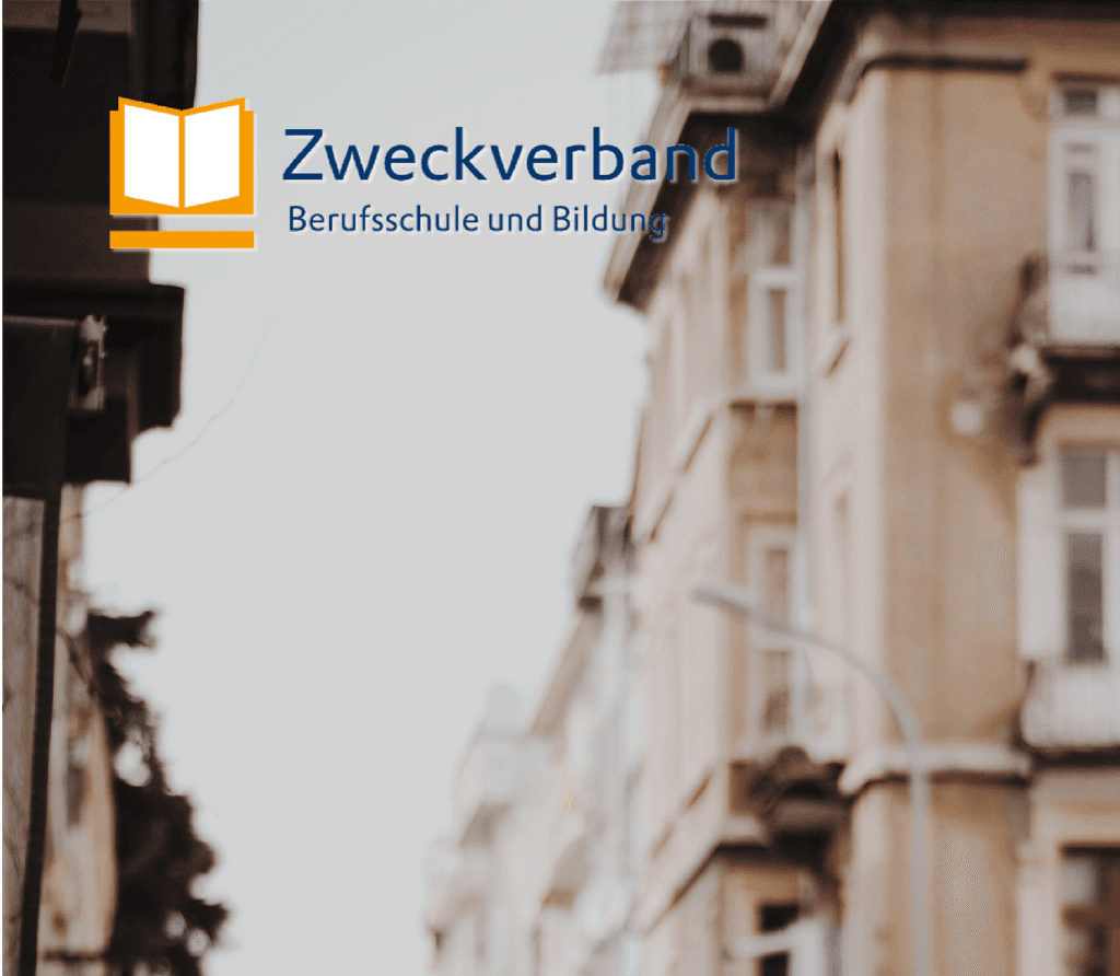 Eine Gasse in einer Altstadt mit typischen alten Wohnhäusern mit großen weißen Fenstern, auf dem Bild befindet sich das Logo des Zweckverband