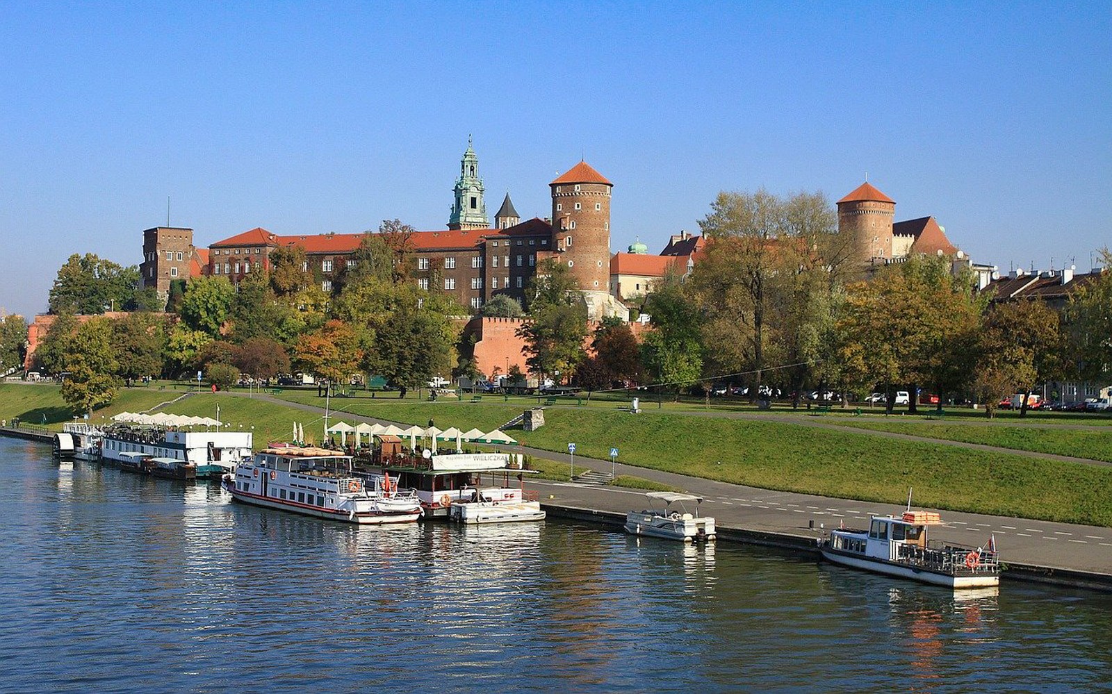 Útsýni yfir Wawel-kastala og Vistulu ána frá Wawel-hæð, Kraká, Pólland.