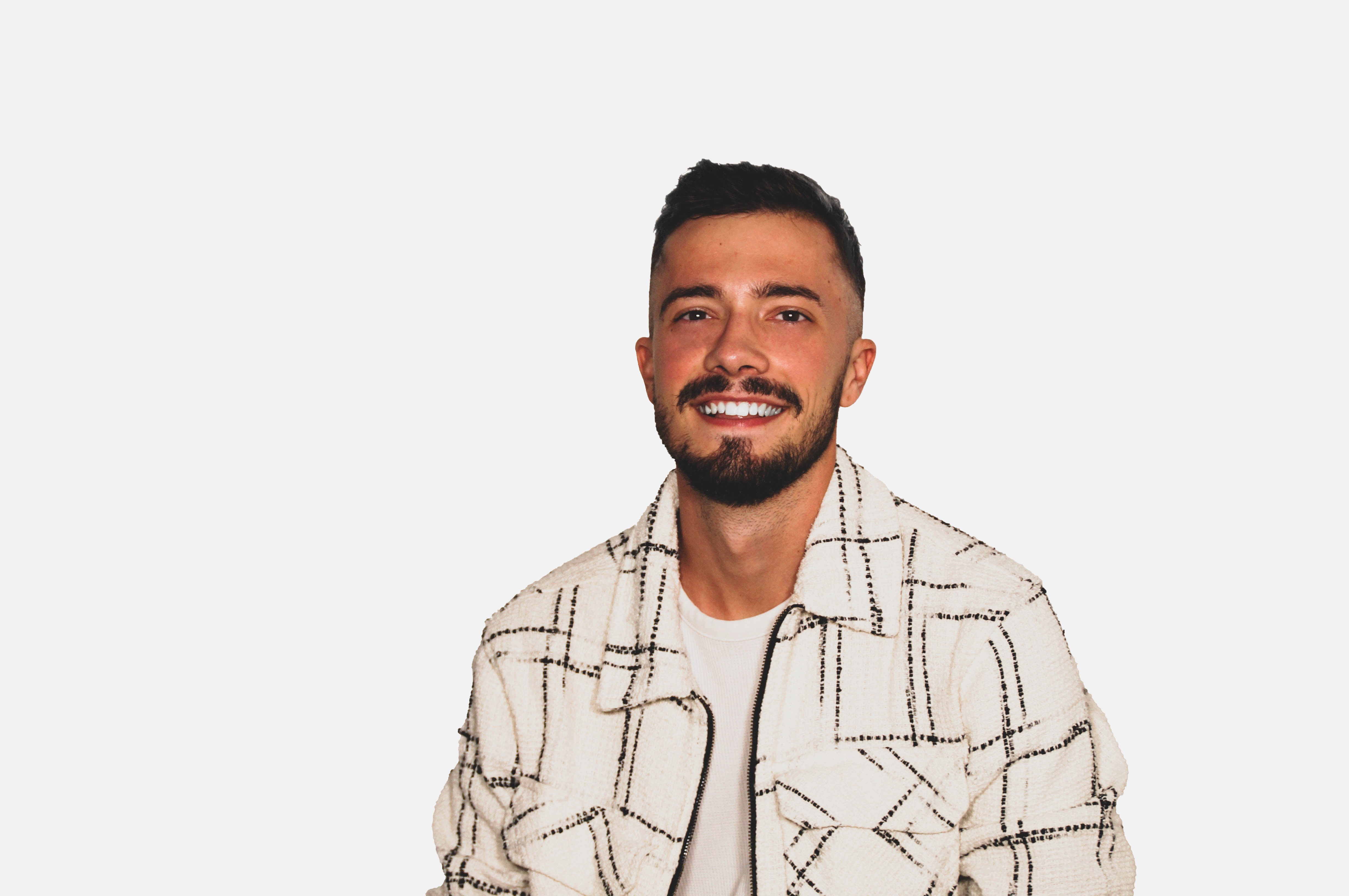 Photo portrait homme de 24 ans brun avec une chemise moderne regardant la caméra en souriant