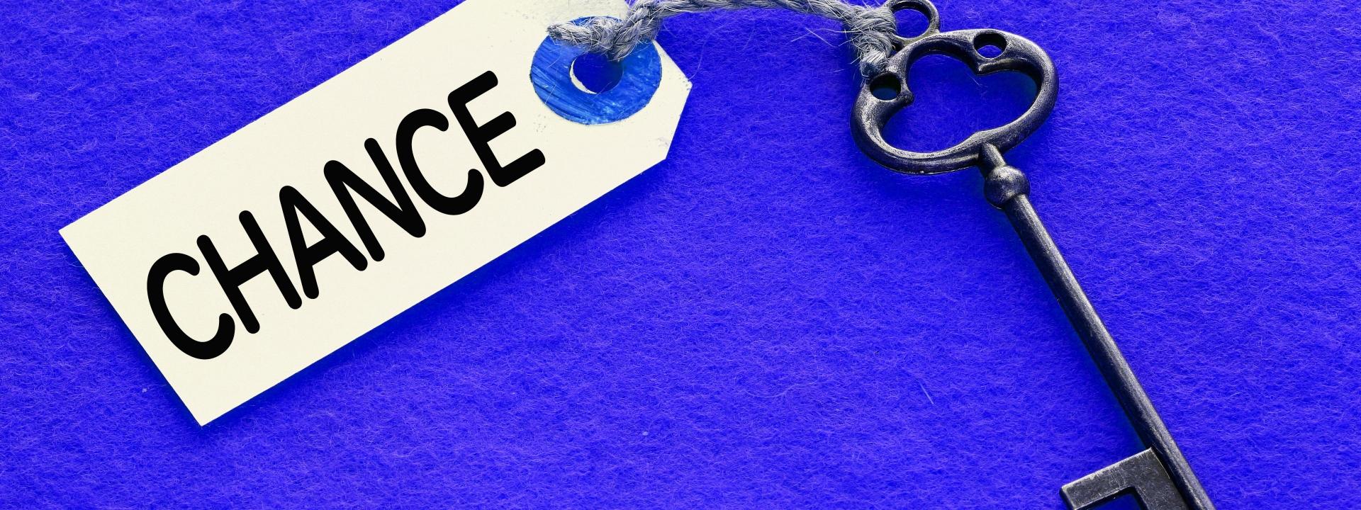 チャンスの文字が書かれたタグとアンティークキー