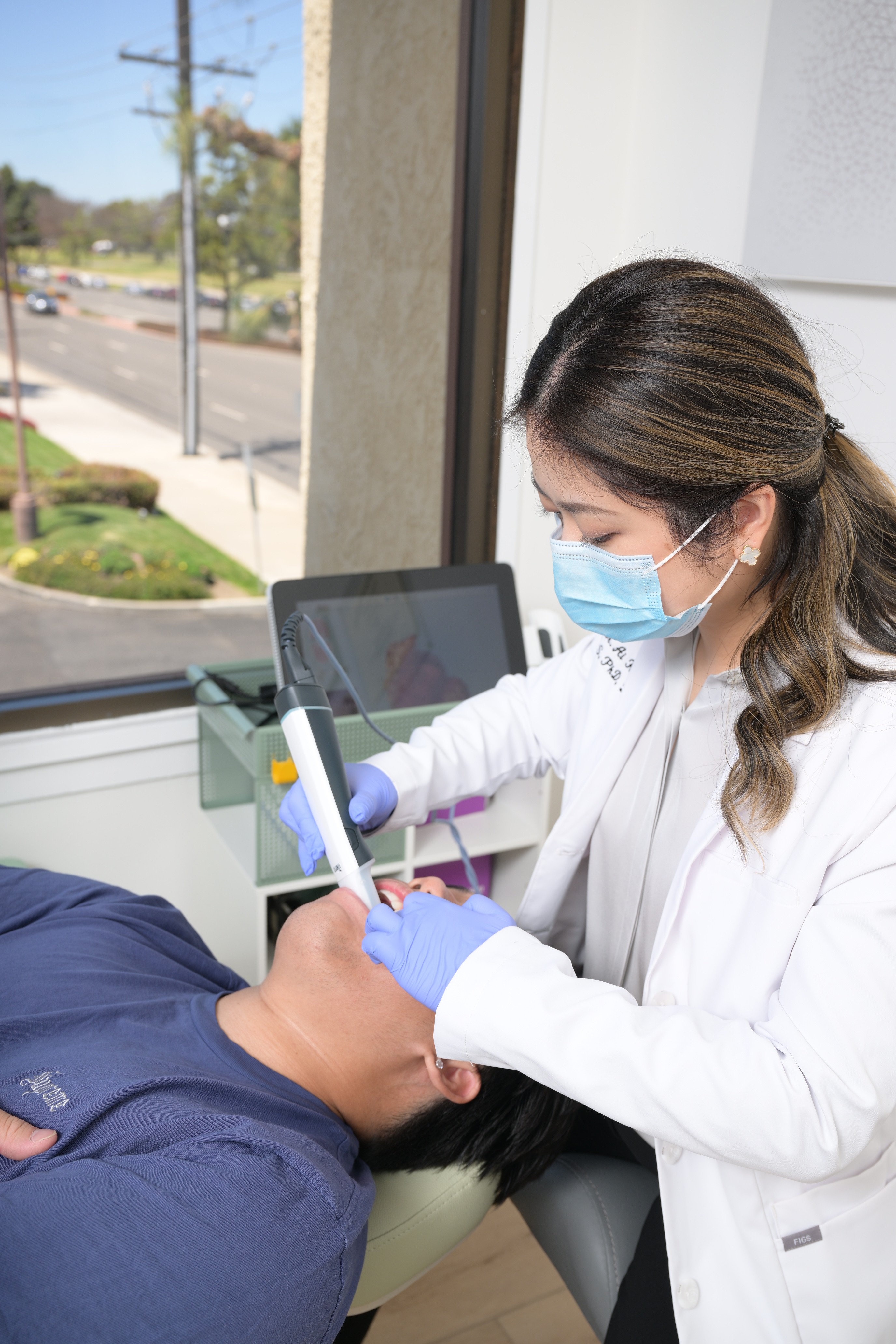 Dr. Ai Huang doing iTero intraoral scan