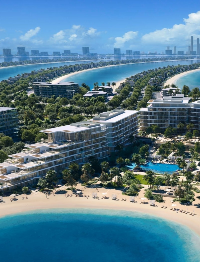 Luxuriöses Strandresort in Dubai mit Blick auf das kristallklare Wasser und die umgebende moderne Architektur, umgeben von Palmen und grünen Gärten.