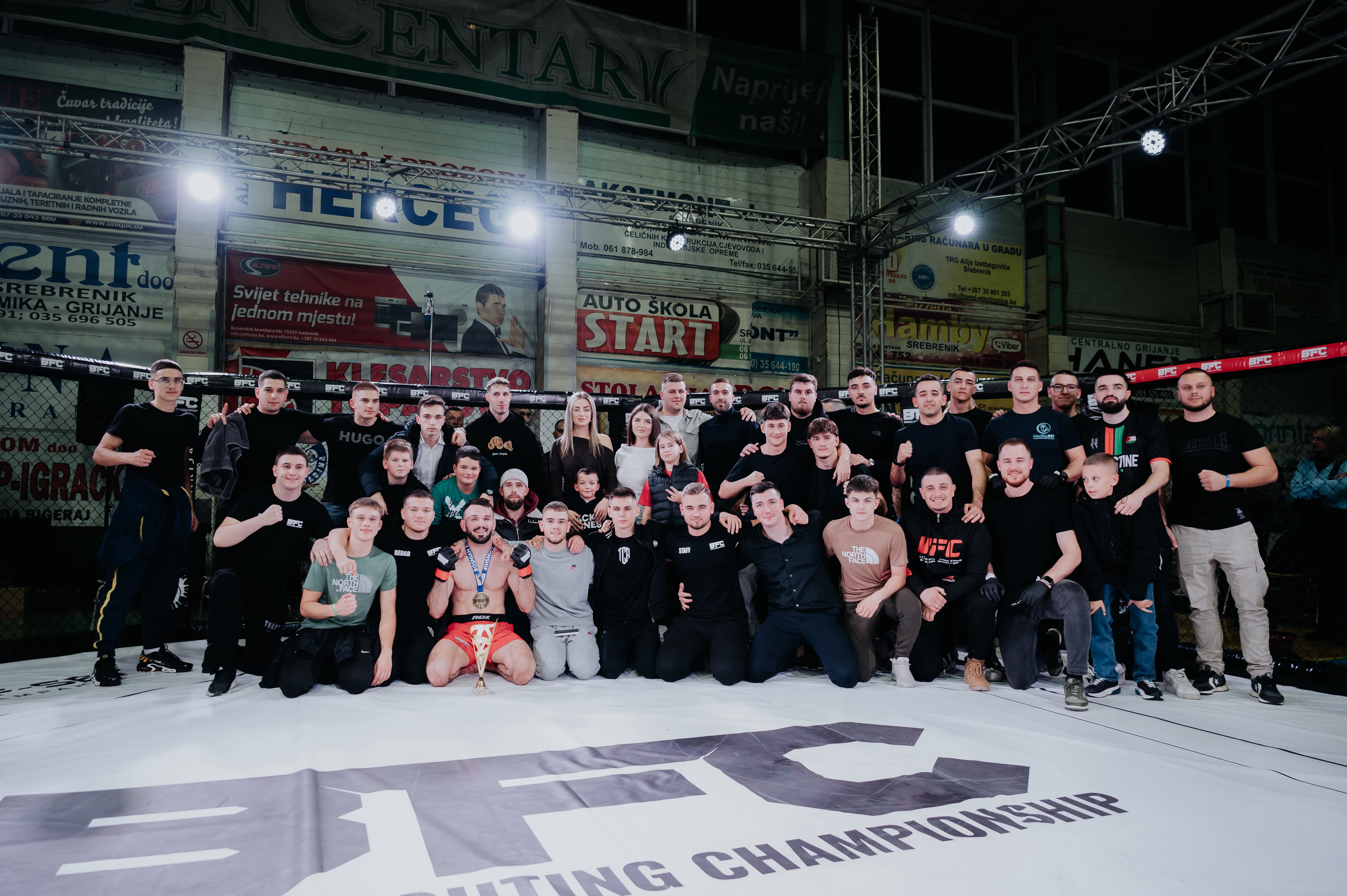 Ekipa Tuzla Combat Academy slavi zajedno sa borcem nakon turnira u Srebreniku.