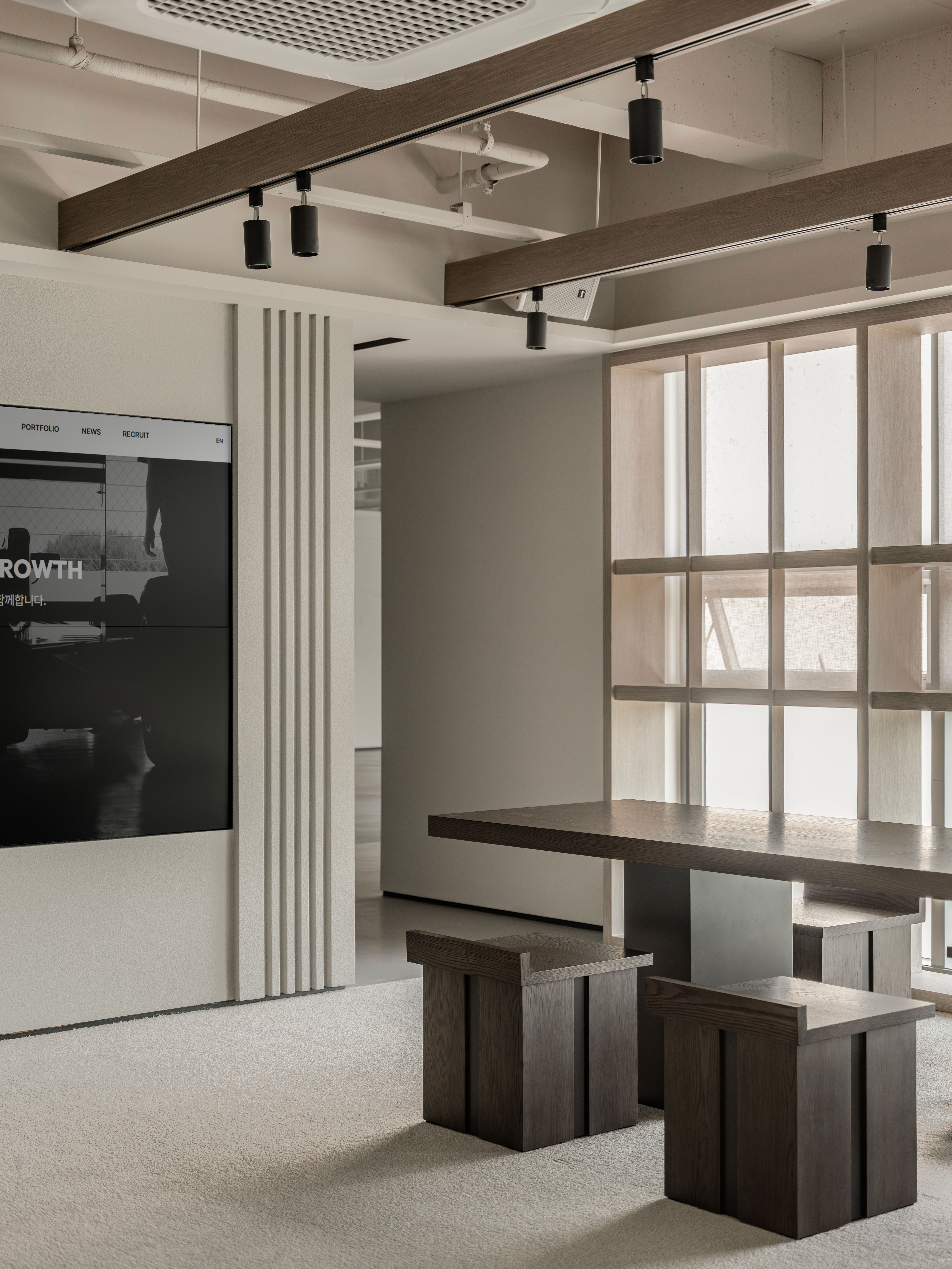 커다란 테이블이 배치된 퓨처플레이 메인 라운지의 모습