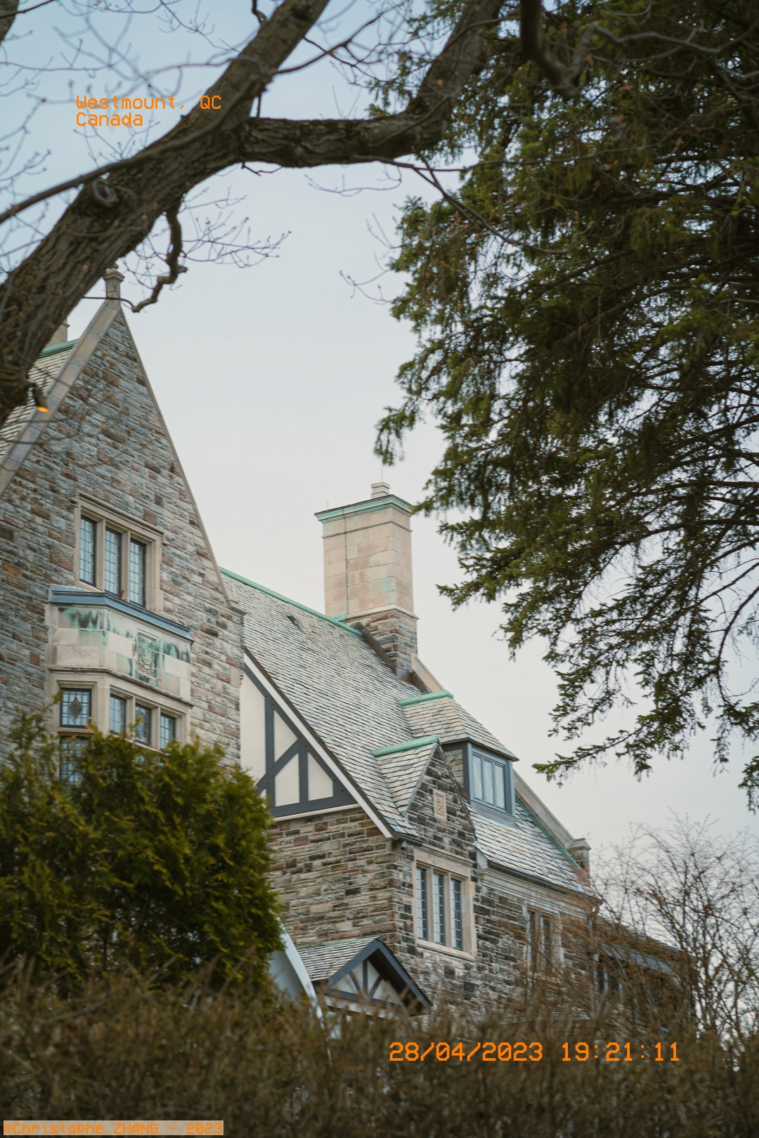 Vue partielle d'une élégante maison en pierre avec toiture en ardoise à Westmount