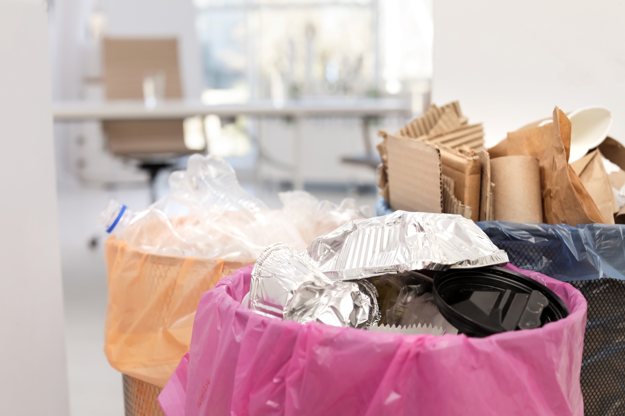 Moderner Verkaufsraum eines Bekleidungsgeschäfts mit Kleidung und Regalen.