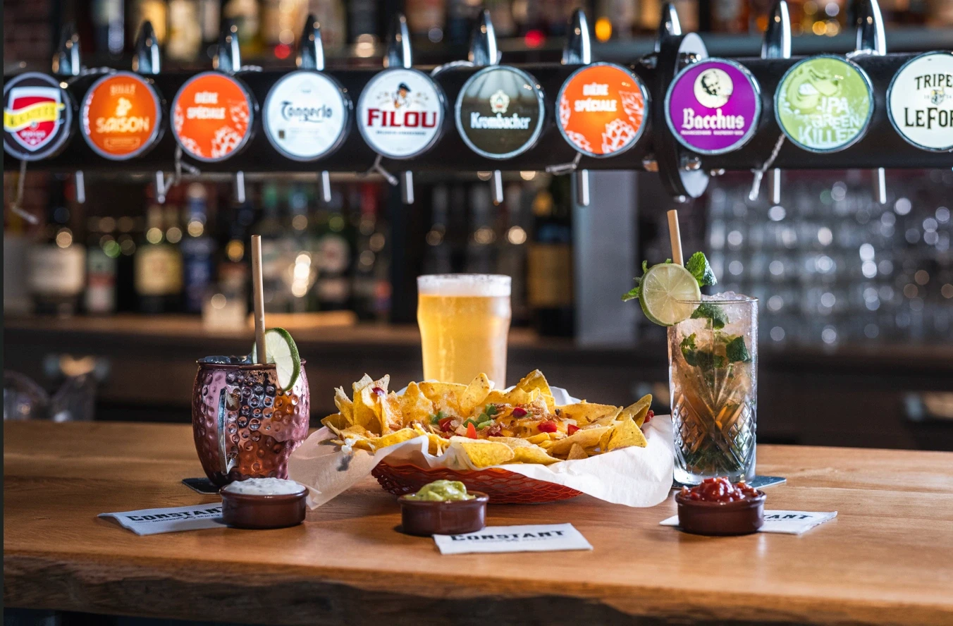 bières et frites à manger sur le bar