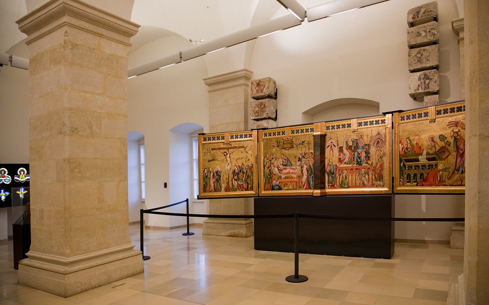 Interior Biara Klosterneuburg dengan lukisan religius bersejarah yang dipajang.