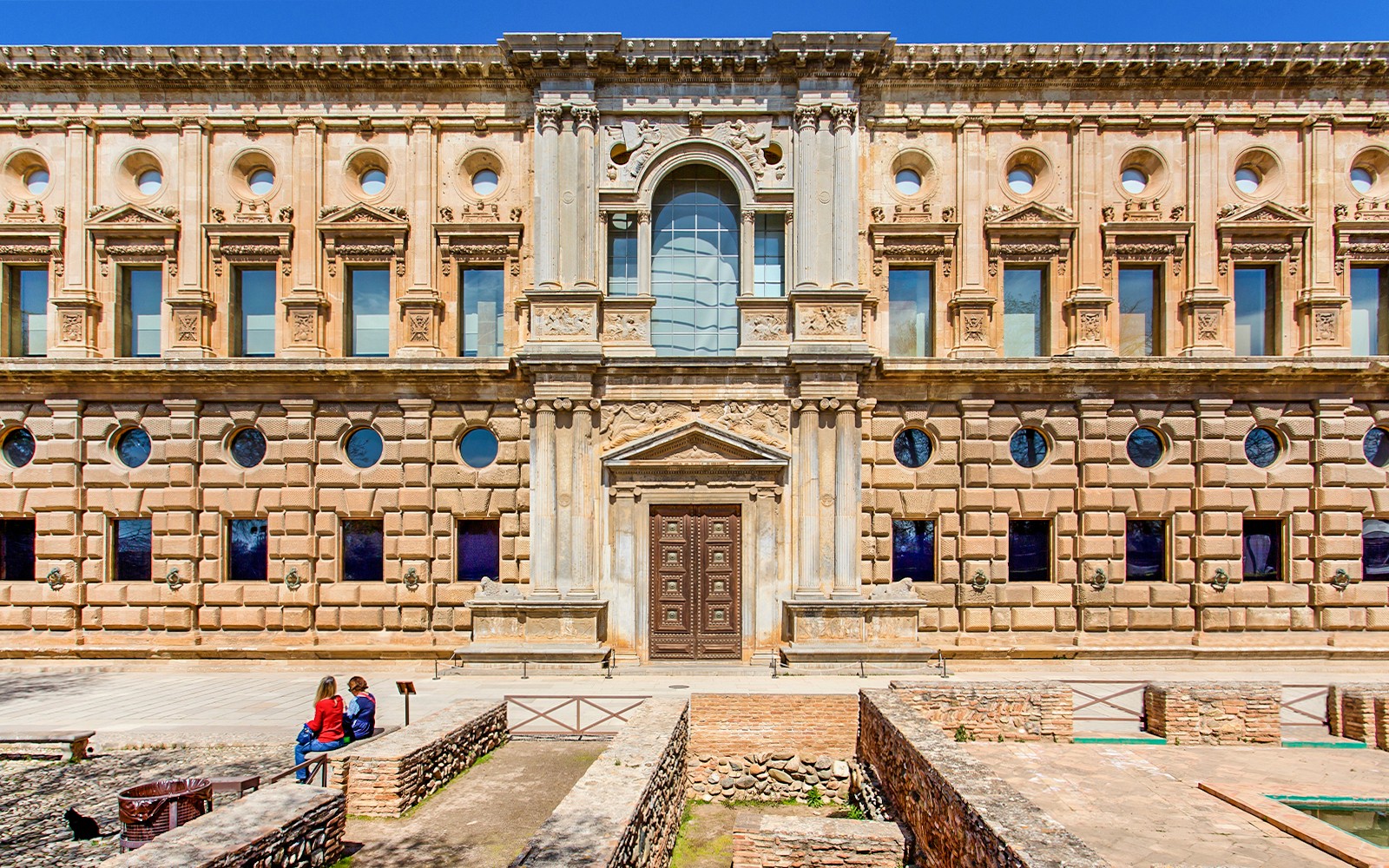 Fasaden til Karl Vs palass i Alhambra, Granada, en del av Alhambras omgivelser-turen.