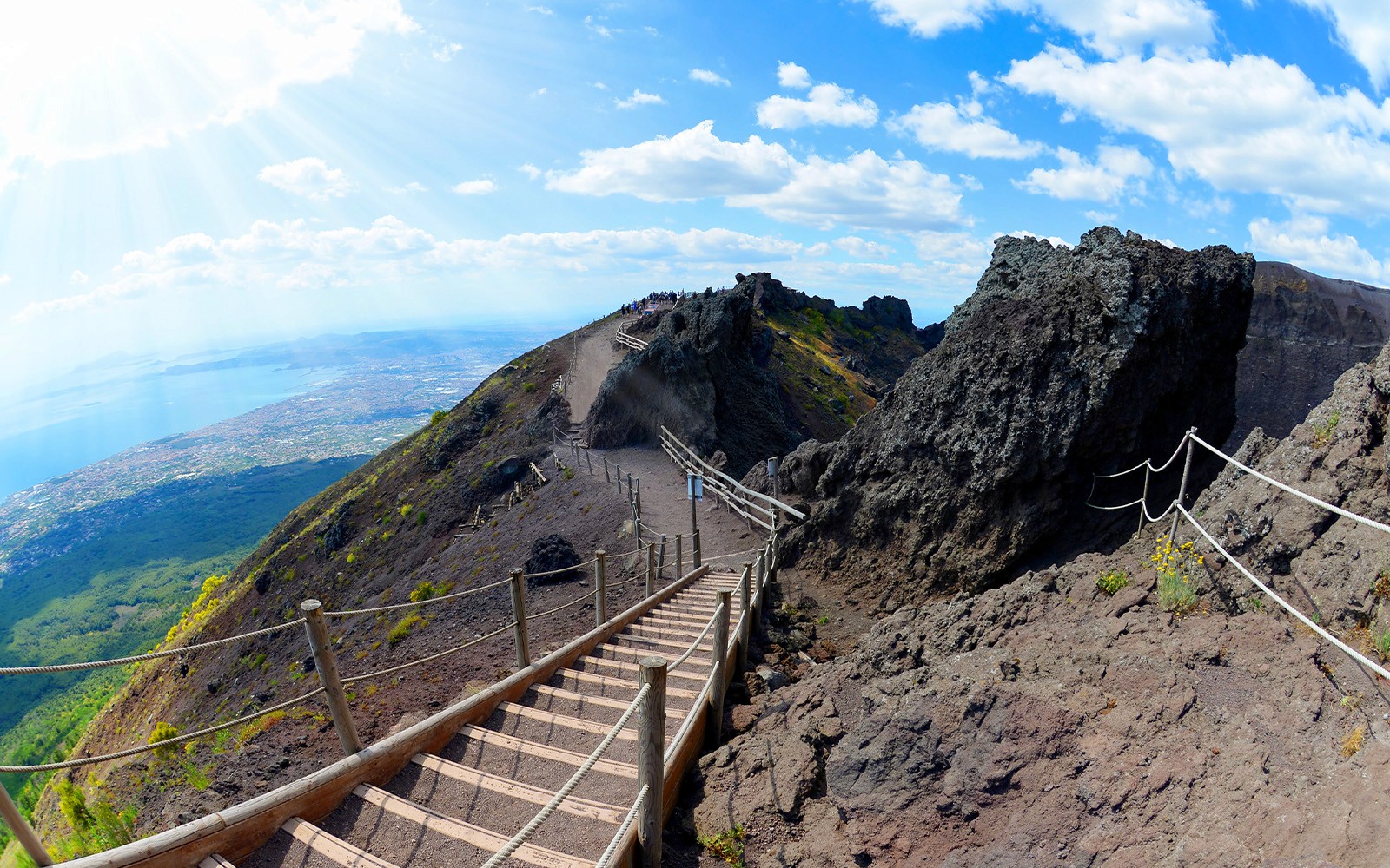Wanderweg zum Gipfel des Vulkans Vesuvio mit Blick auf den Golf von Neapel.
