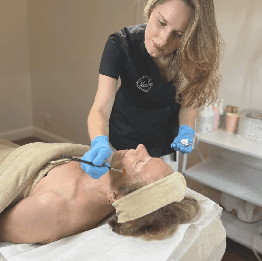 Specjalistka wykonujący peeling chemiczny na twarz, złuszczanie i wygładzanie skóry w studiu Olala w Kozienicach.