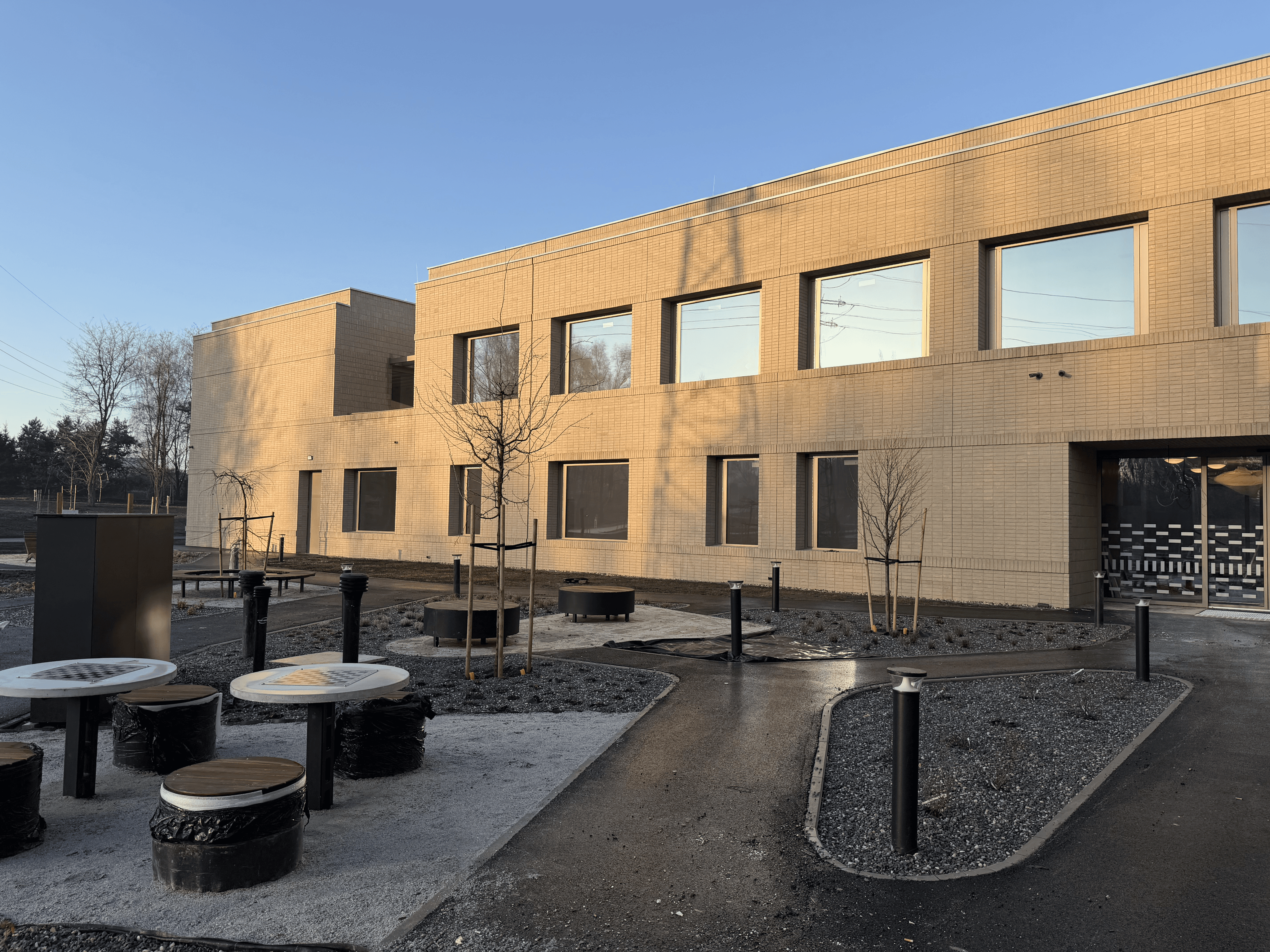 Hospicjum w Rybniku – elewacja z jasnego klinkieru
