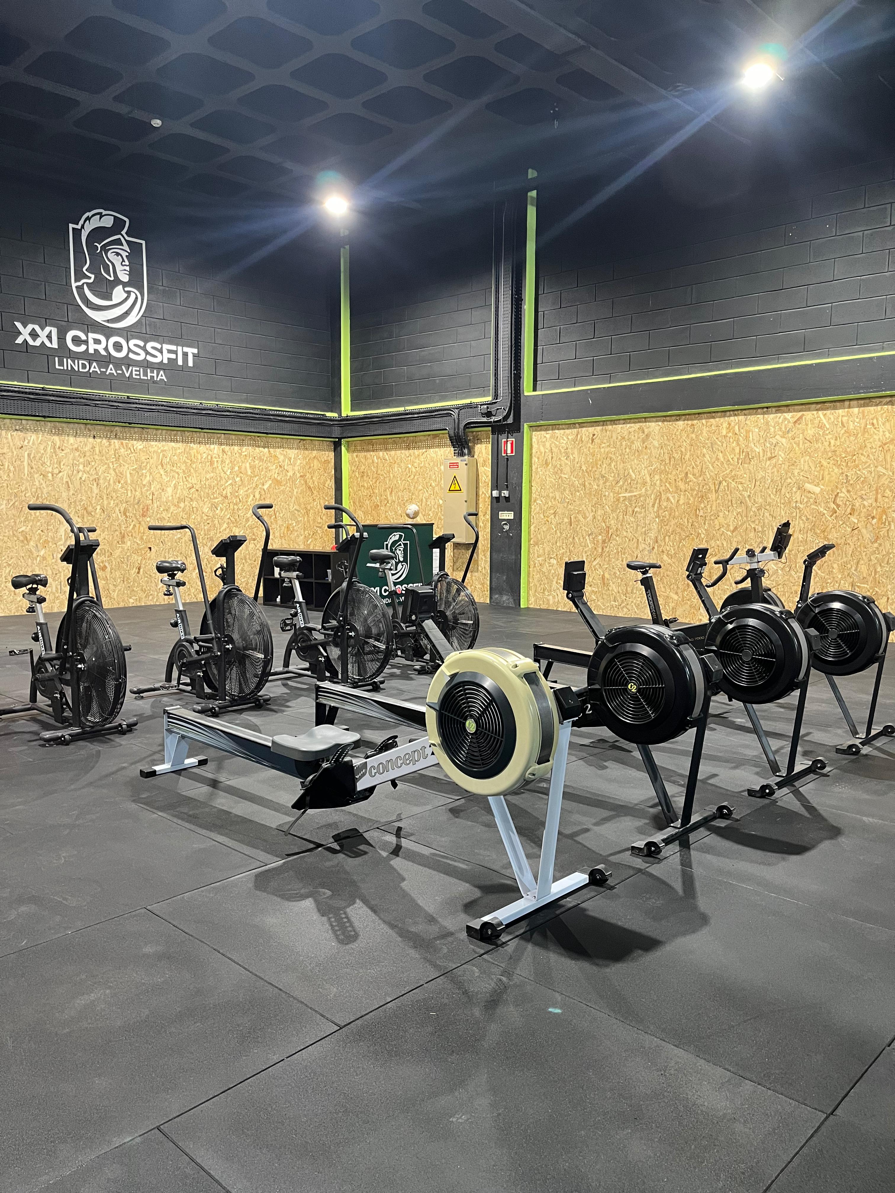 Atletas de crossfit a realizarem box step ups