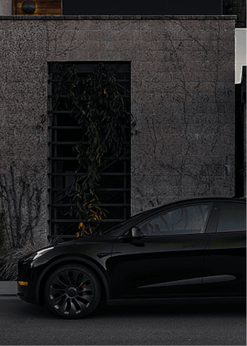 vue sur une tesla noir devant une maison