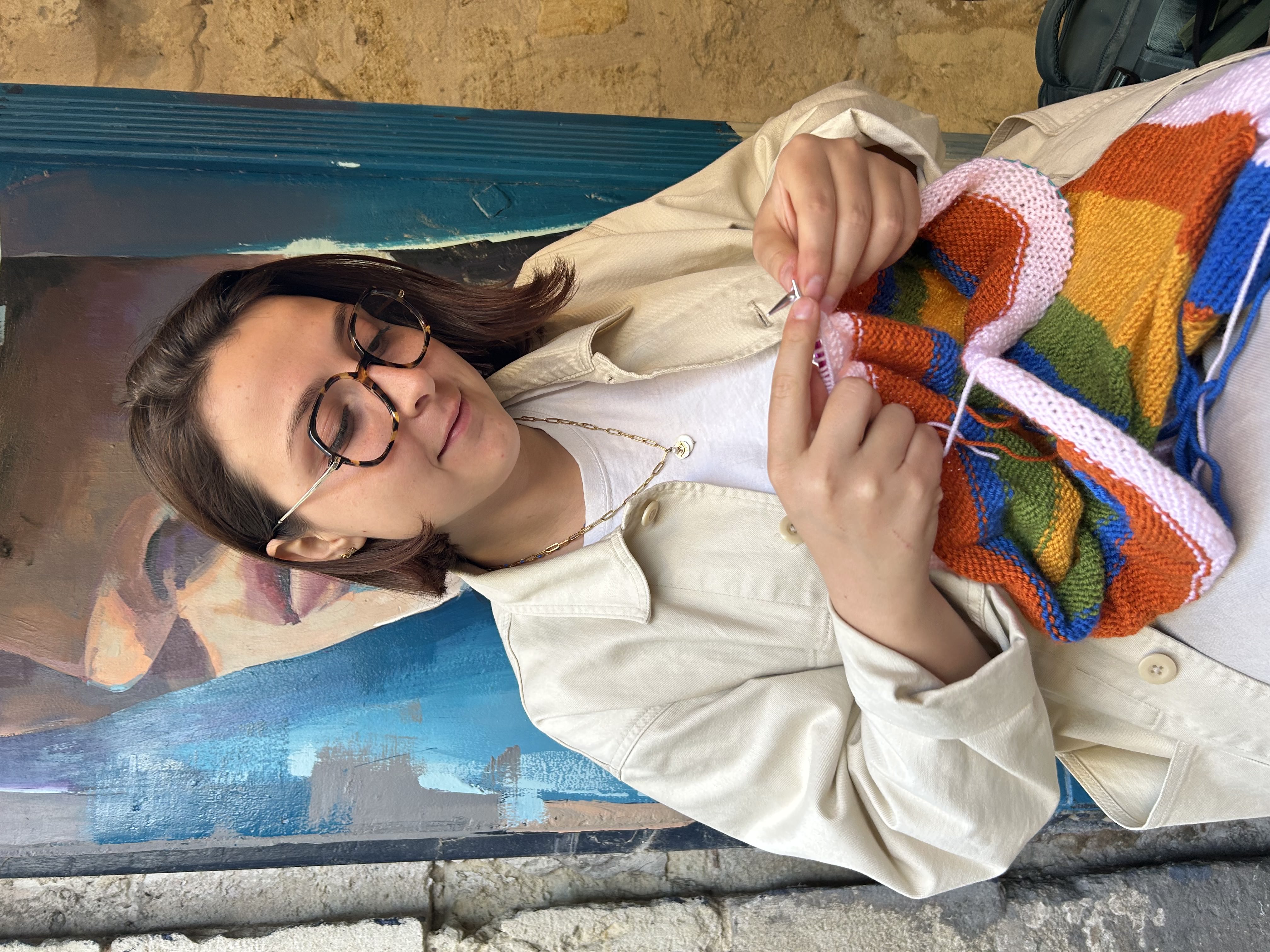 Portrait Candice Knitting