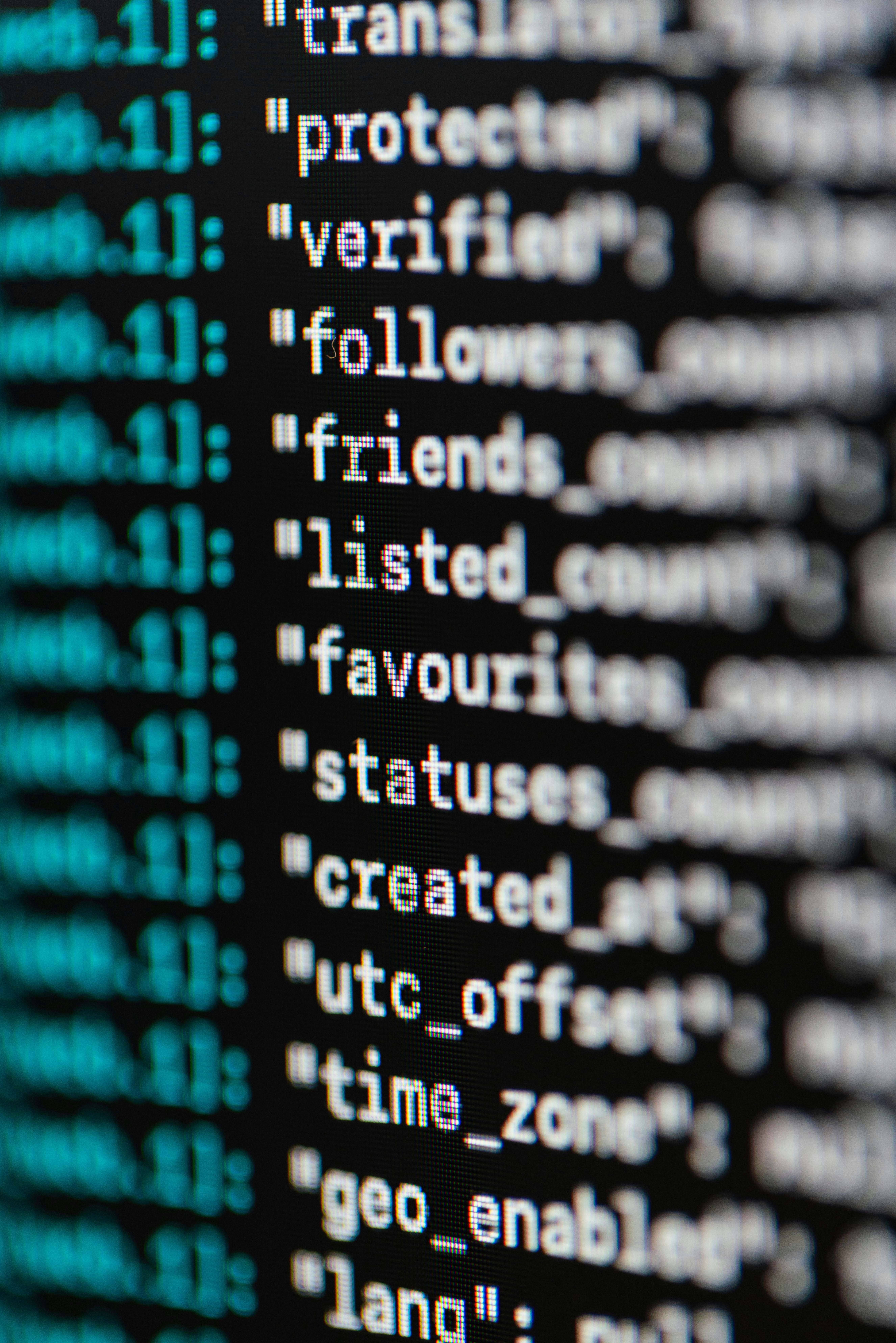 Schermo con codice informatico e variabili evidenziate, immagine che richiama il mondo dell’intelligenza artificiale e della trasformazione tecnologica.