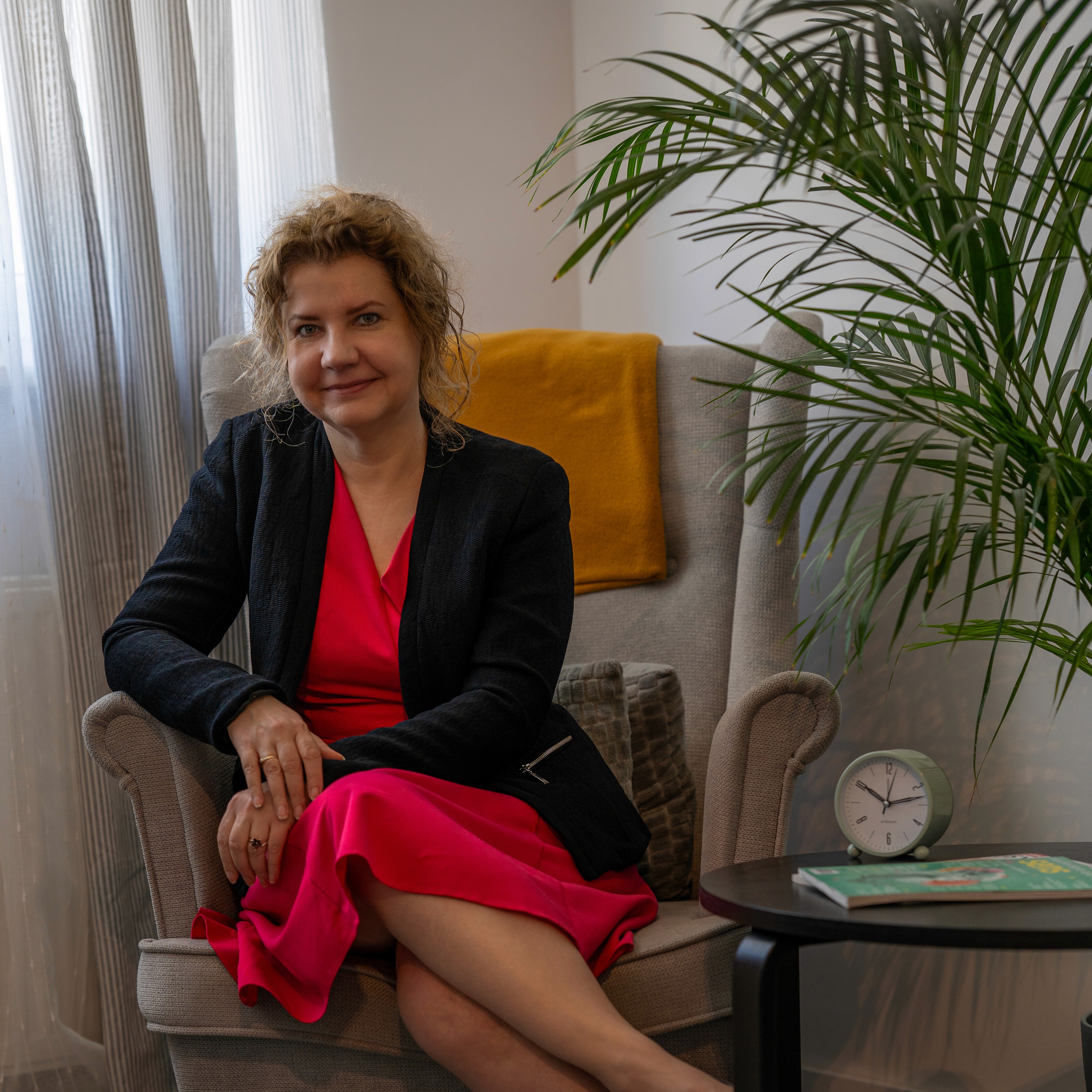 Portret psychoterapeutki Małgorzaty Deputat na jasnym tle