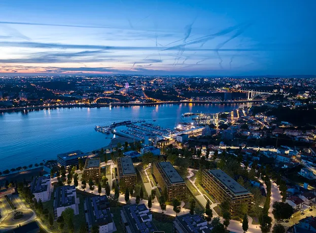 Widok z lotu ptaka na Porto po zachodzie słońca.