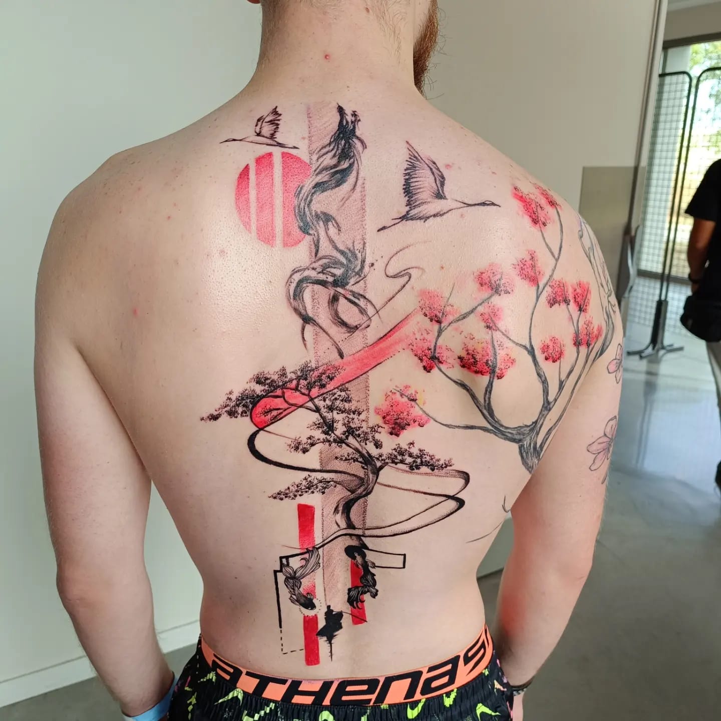 tatouage couleurs dos homme rouge