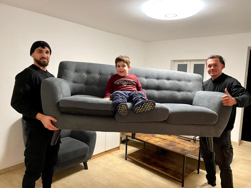 FST Transport Umzugsteam in Wien beim gemeinsamen Tragen von Möbeln