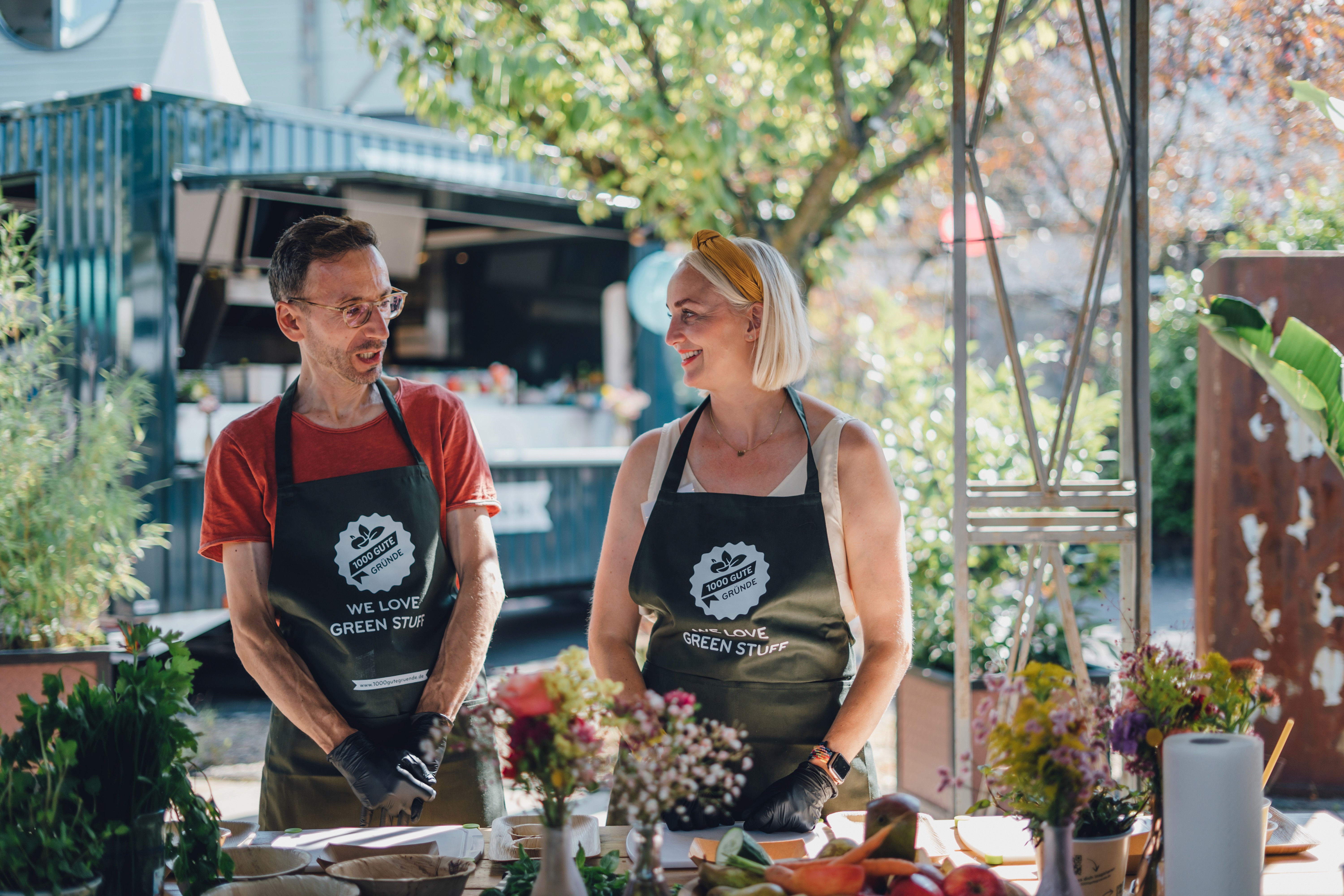 Zwei Teilnehmer:innen bereiten beim Workshop mit 1000 gute Gründe Obst und Gemüse frische Zutaten vor.