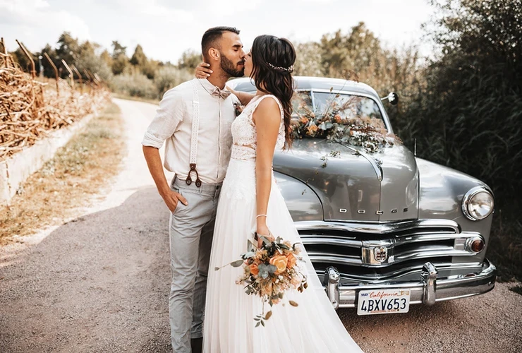 Boho-Braut mit Blumenkranz und fließendem Kleid posiert vor der natürlichen Kulisse der Blumenwiesen im Genussgarten Bingen.