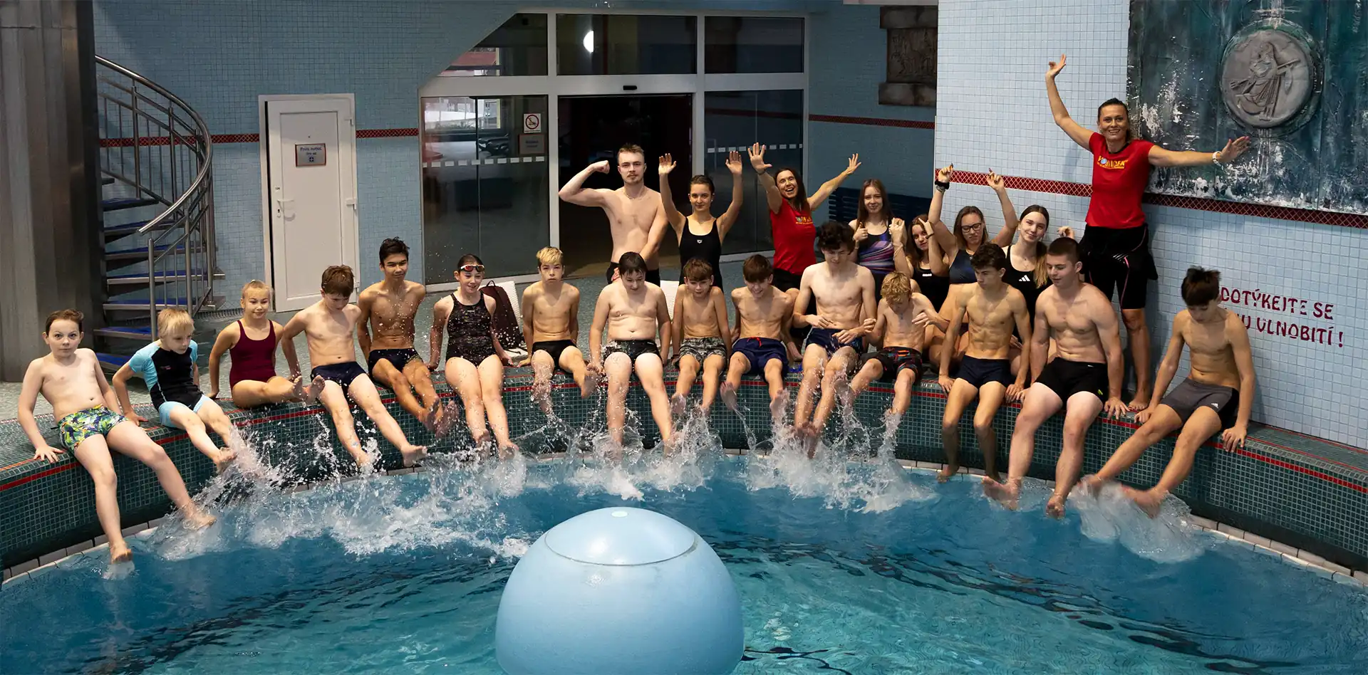 skupina deti v bazenu