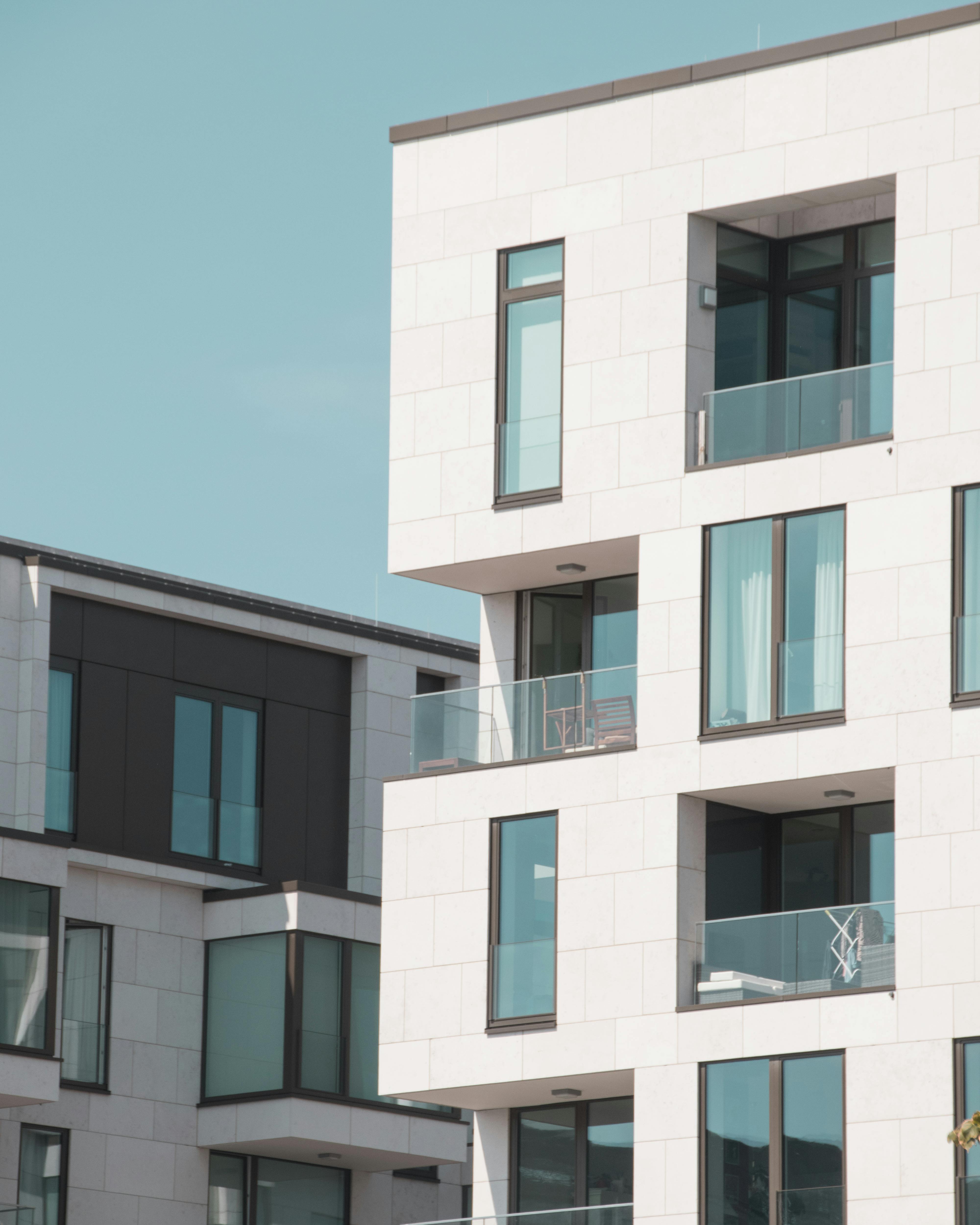 Moderne weiße Fassade eines Wohnkomplexes. DAG realisiert als Generalunternehmer schlüsselfertigen Wohnungsbau und ESG-konformes Bauen in Deutschland.