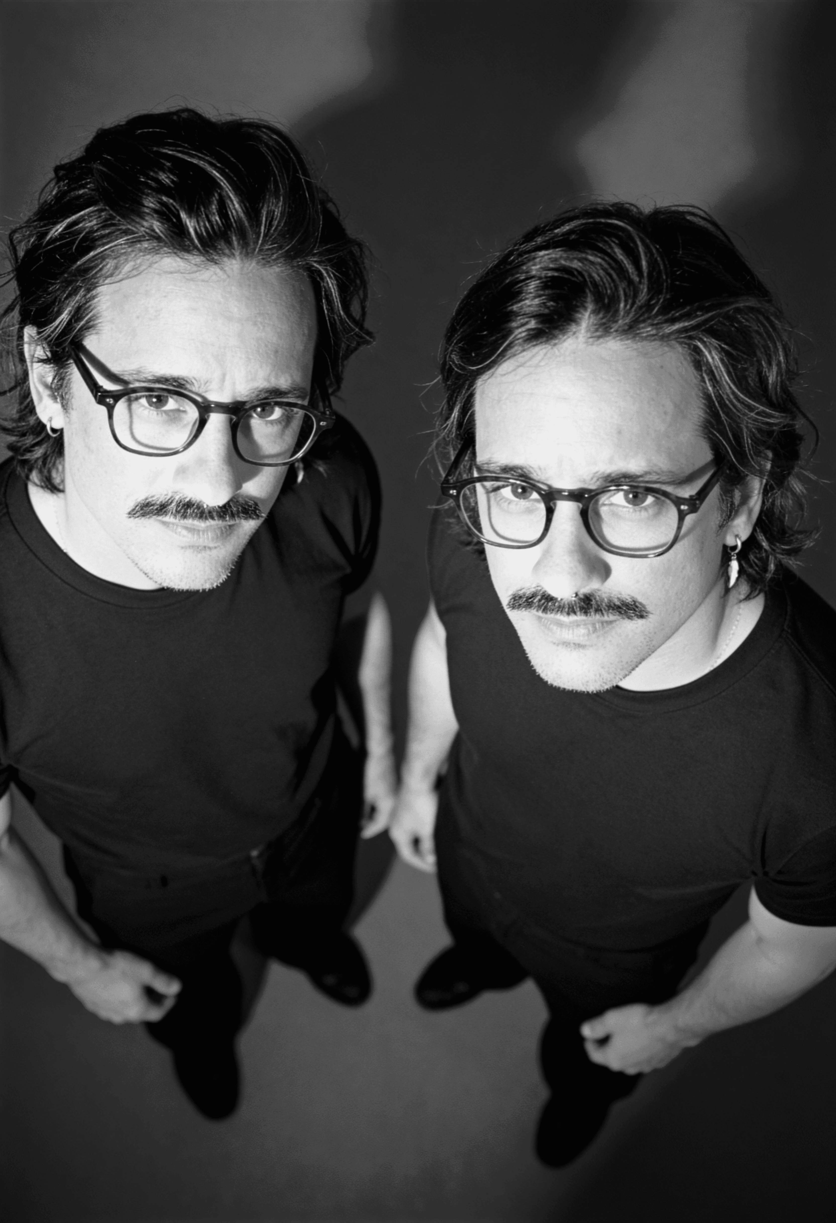João e Luis Tavares, fundadores da Like a Duo, estúdio criativo especializado em design e Inteligência Artificial - Like a Duo