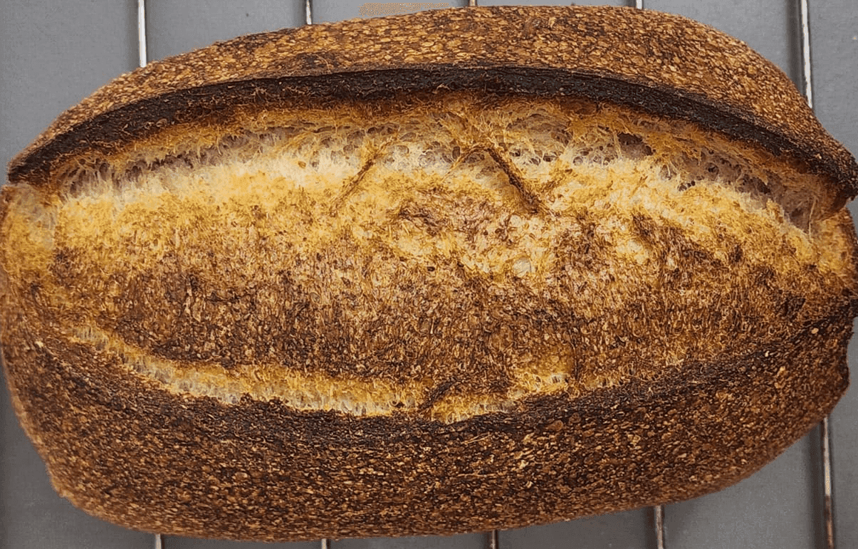 Pan semi integral de masa madre con trigo colombiano, fermentado naturalmente.
