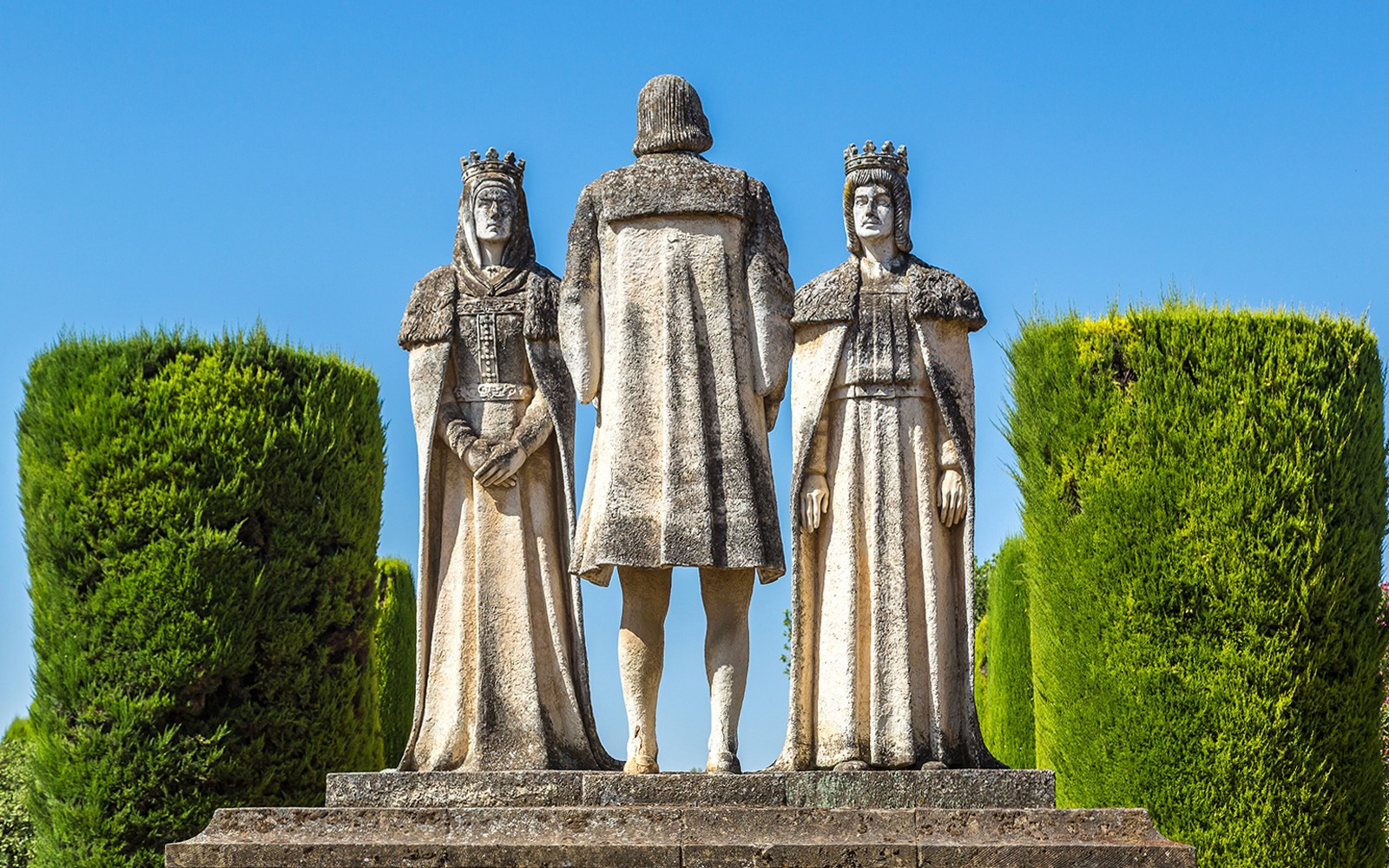 Estatuas de figuras históricas en los jardines del Alcázar de Córdoba, España.