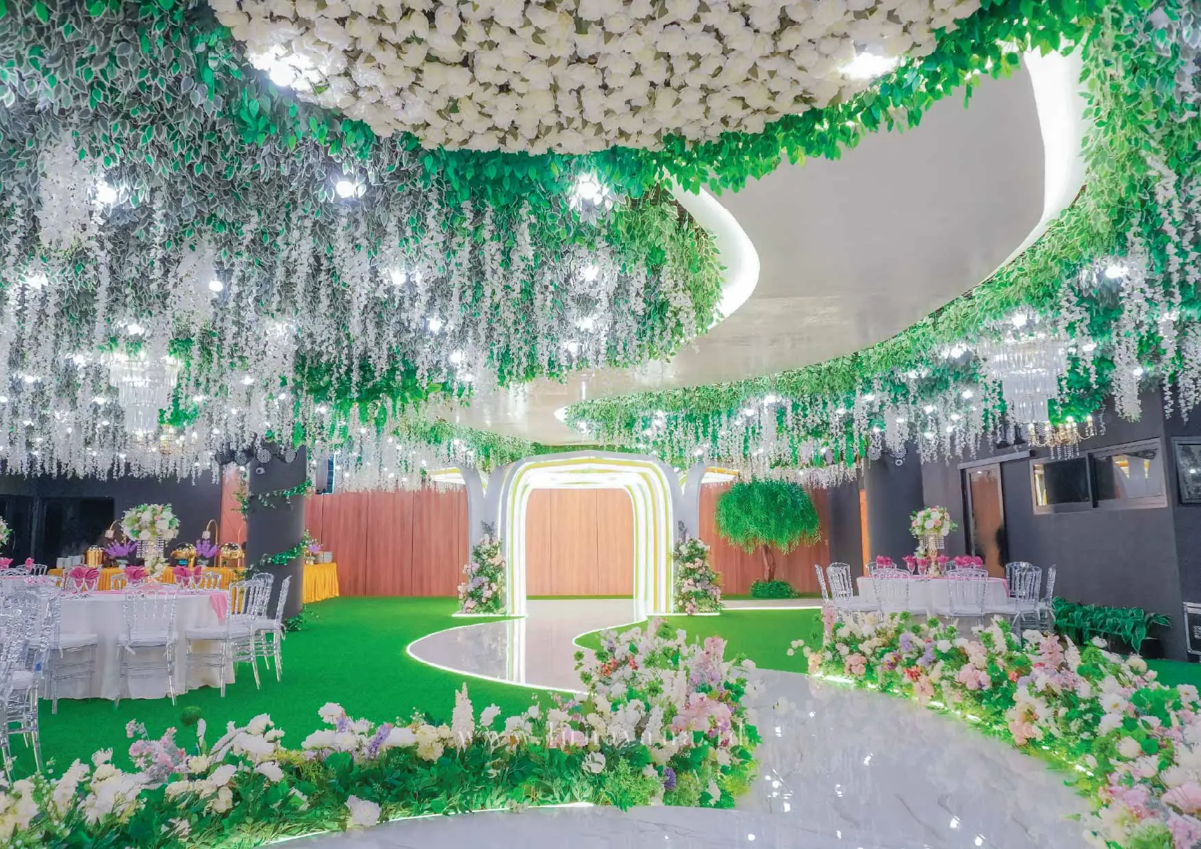 Gerbang taman dan langit bunga putih Celestia Hall