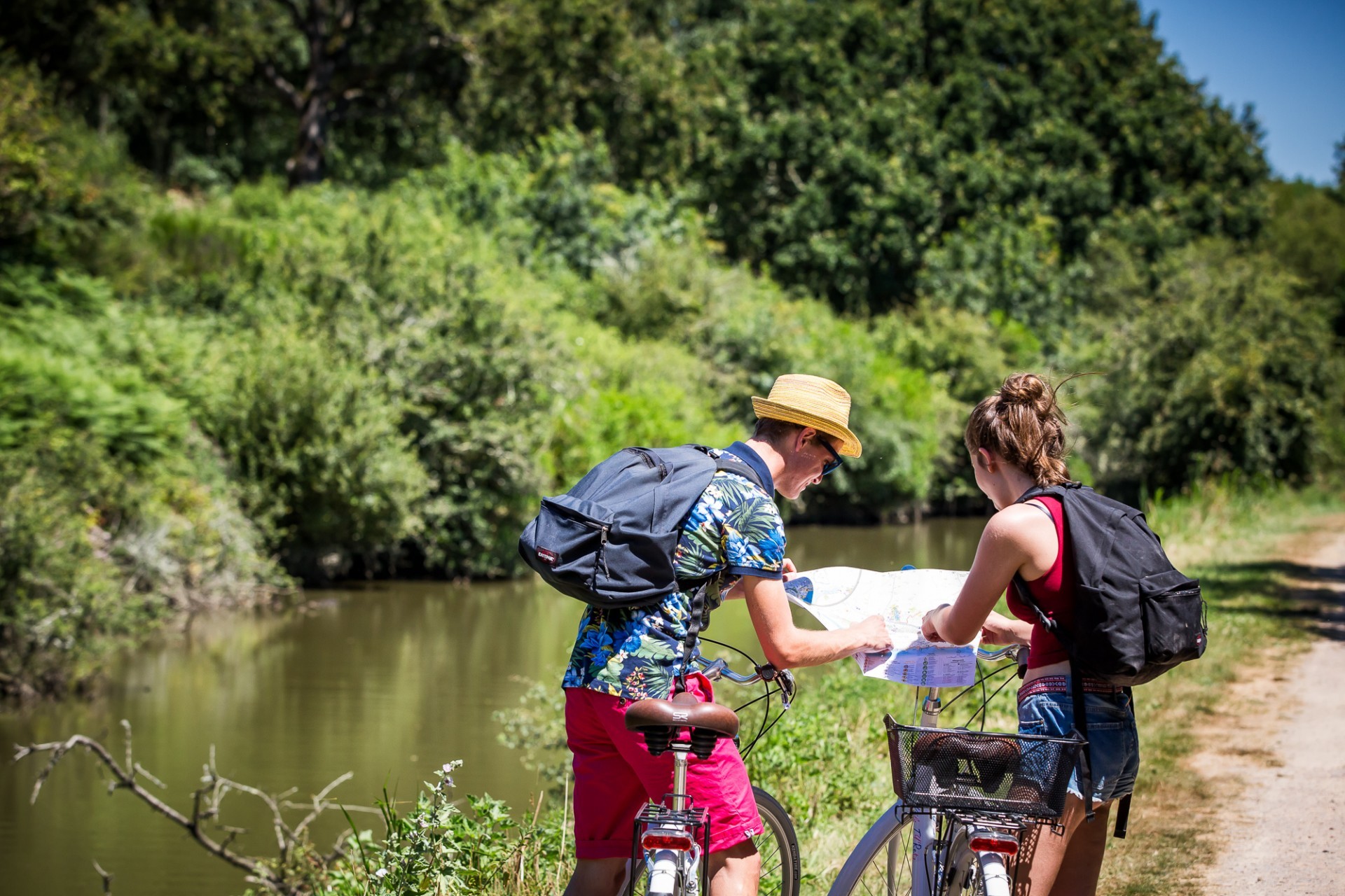 Couple en balade à vélo sur le circuit Vélôcéan près de Pornic, Loire-Atlantique