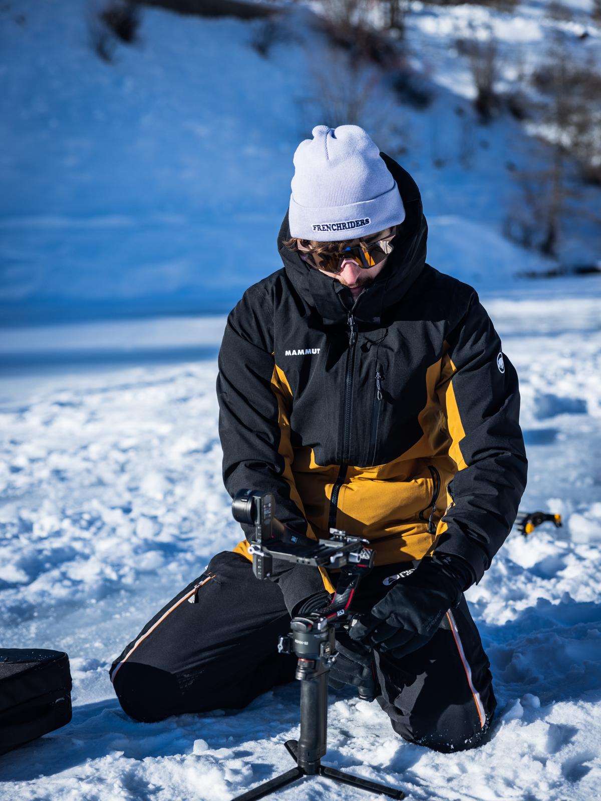 Dimitri qui regle le stabilisateur sur un lac gelée