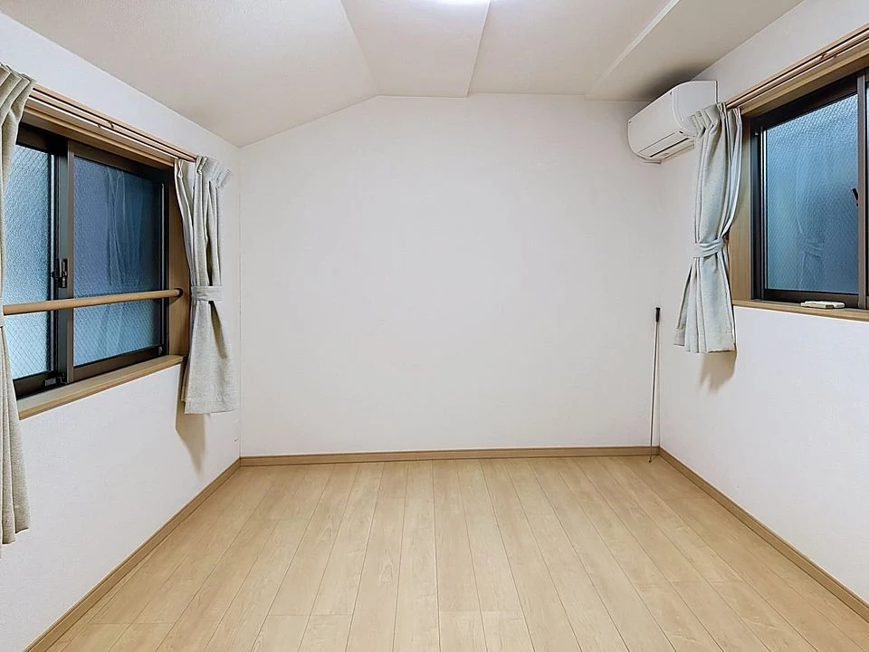 2階洋室・二面の窓