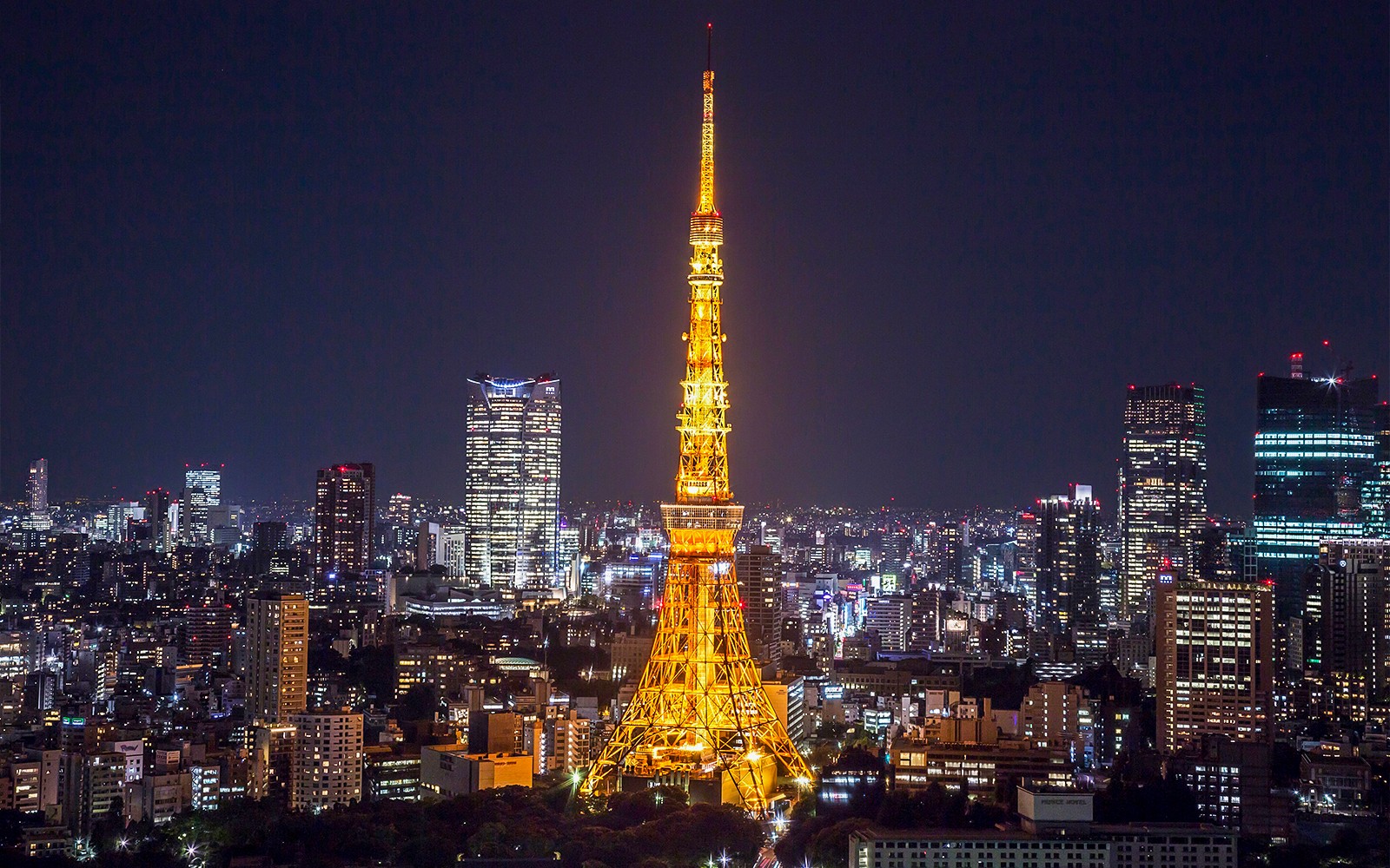 Pemandangan Menara Tokyo dengan panorama bandar dan tiket kereta bawah tanah.