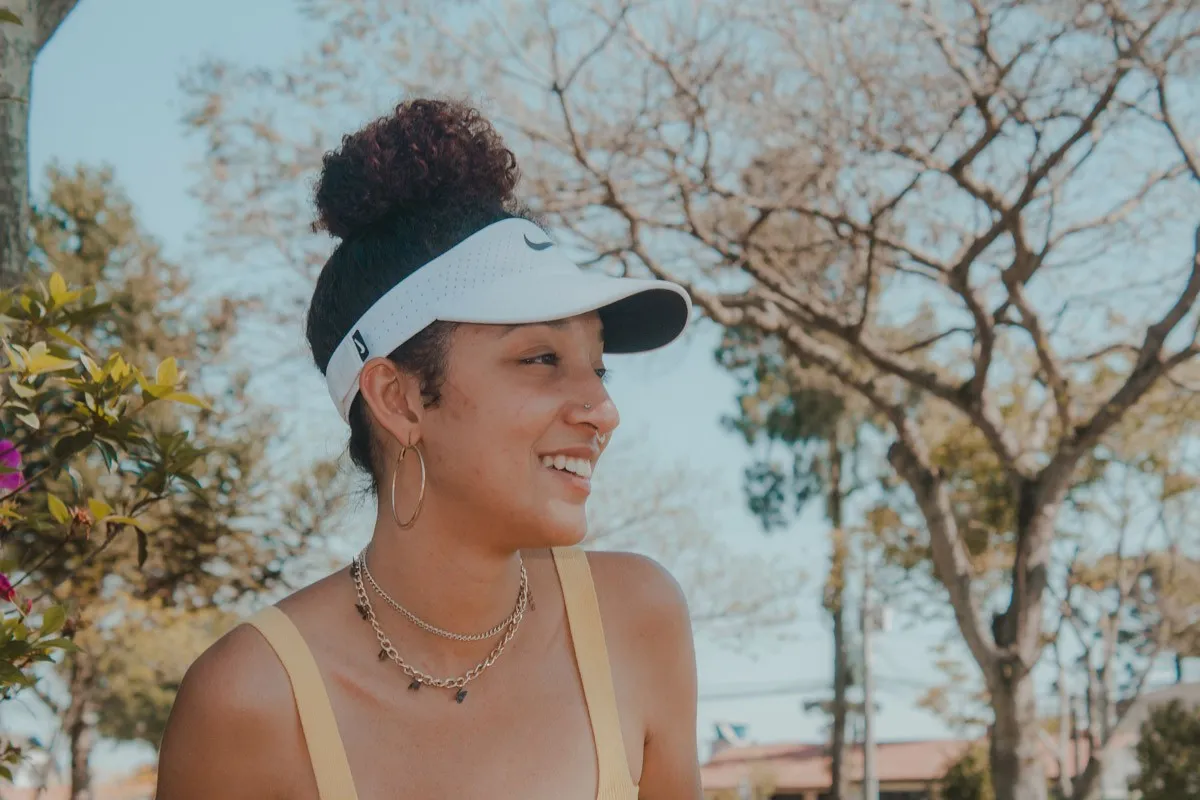 Atleta usando viseira personalizada em prova de corrida