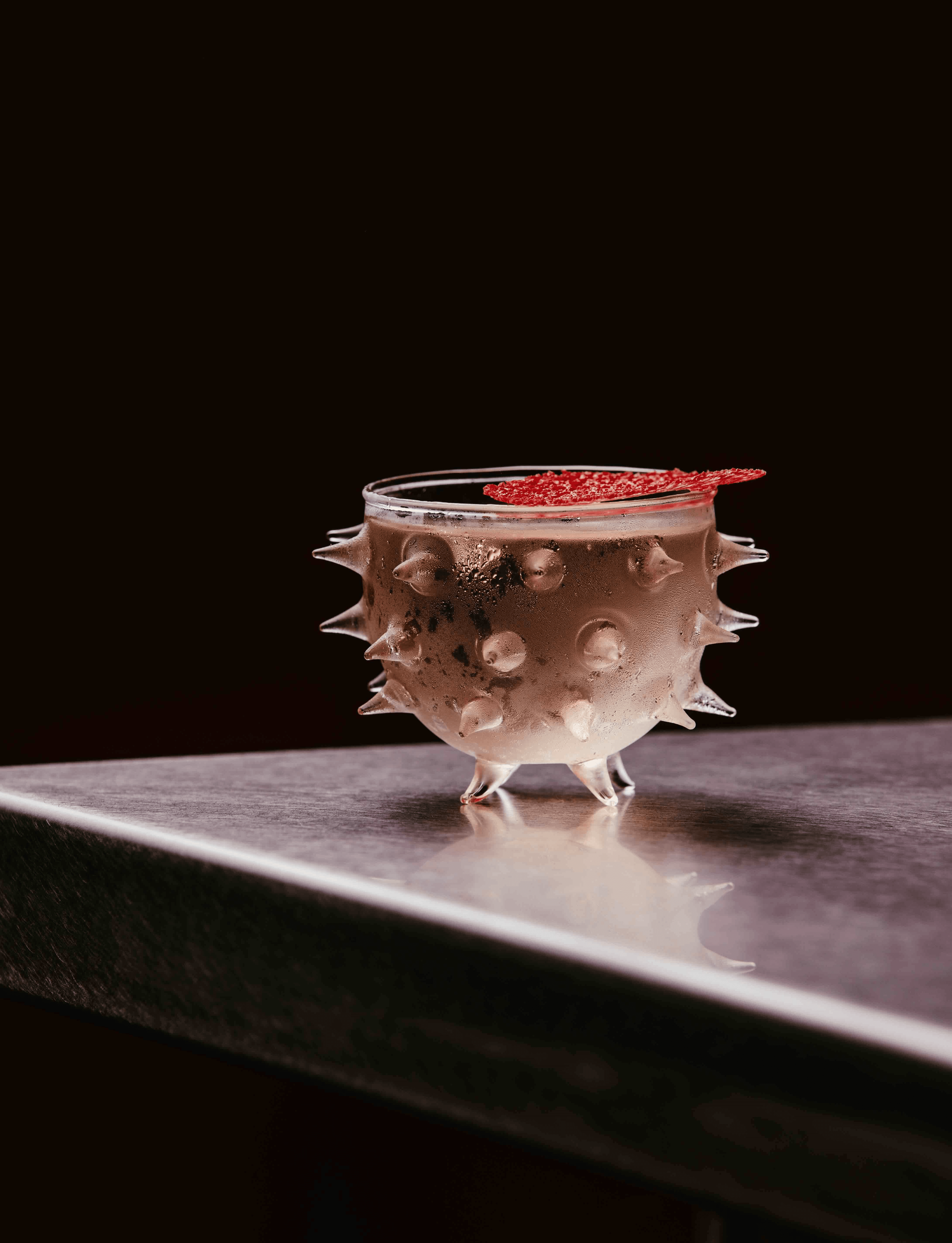 Cocktail signature réalisé par un traiteur cocktail haut de gamme lors d'une animation cocktail mariage à Paris