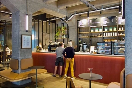 Un café et des beaux bureaux au dessus !