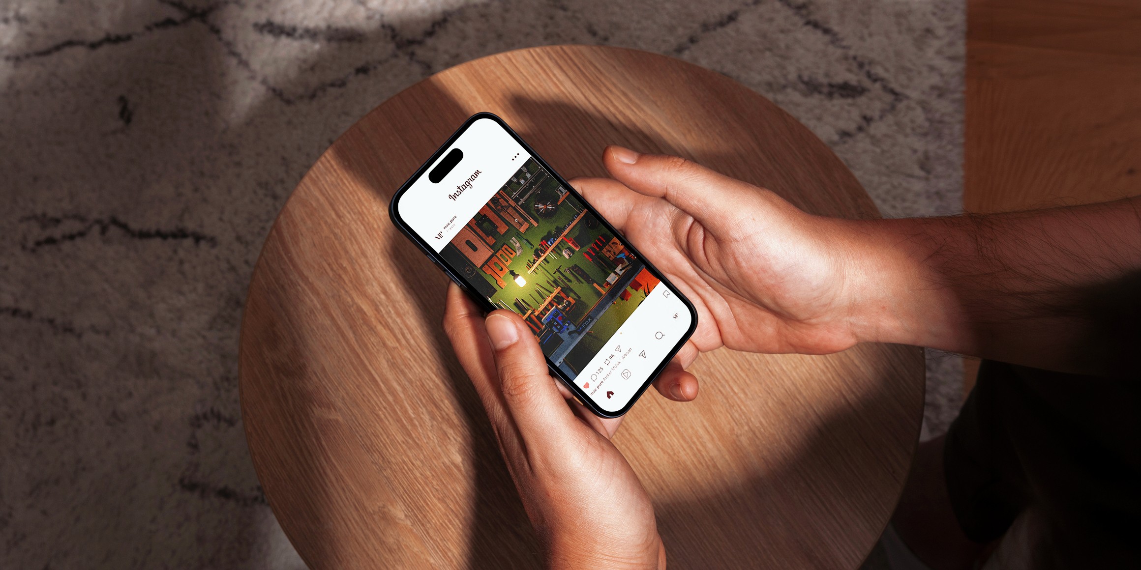 Photo de couverture du projet. Mockup dans un téléphone d'une publication instagram réalisée pour l’Atelier Moluk. Il s'agit d'une photo de son atelier.