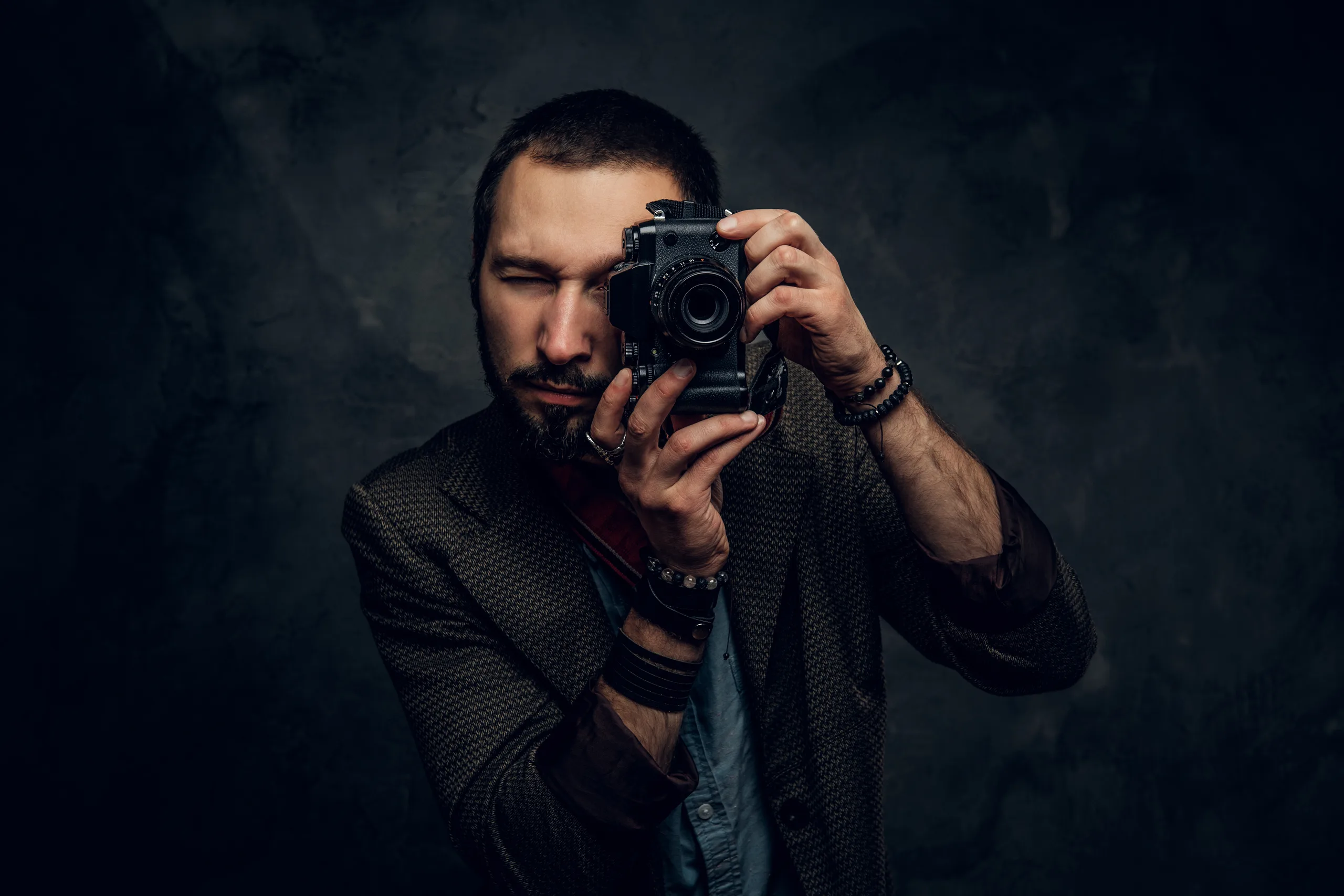fotógrafo ajustando câmera para capturar imagem