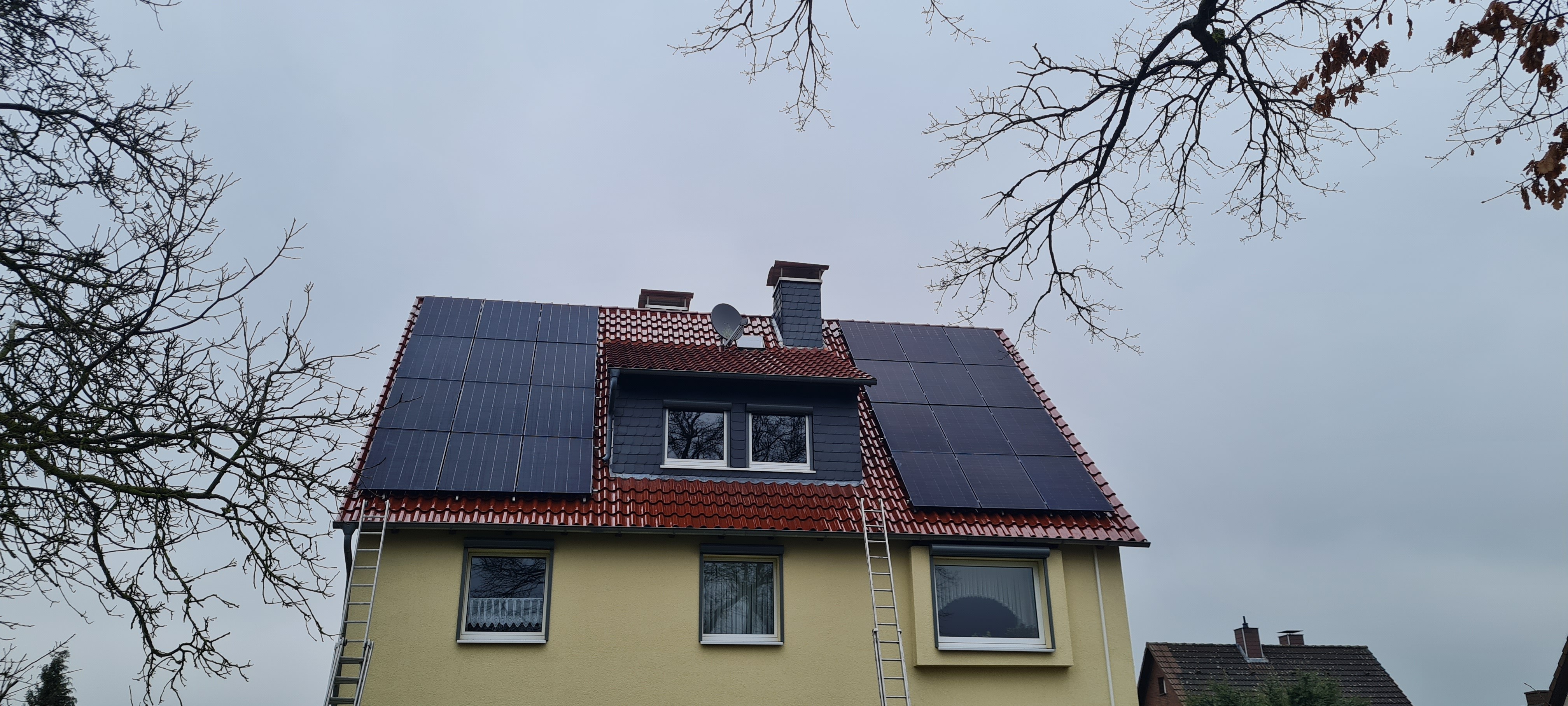 Dach mit PV Anlage in Deensen