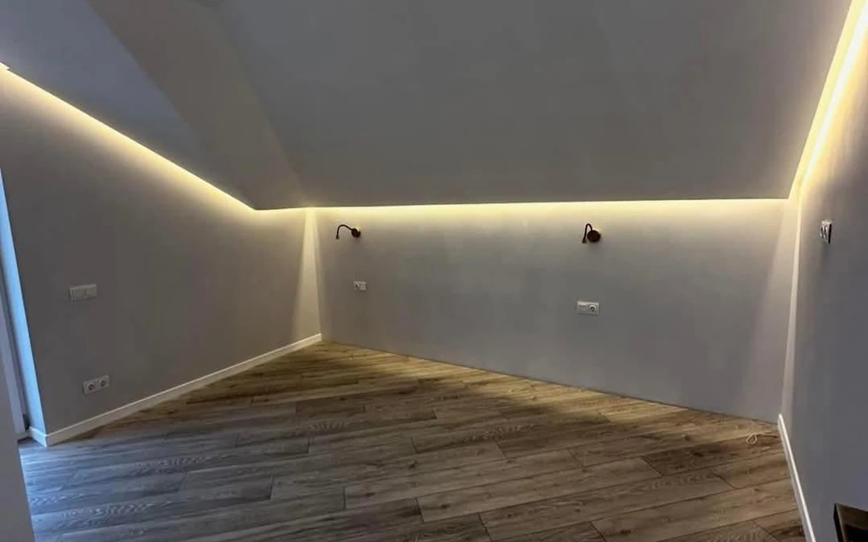 Crédence minérale continue : alignement des percements, finition mate, cohérence bois/minéral, Luxembourg.