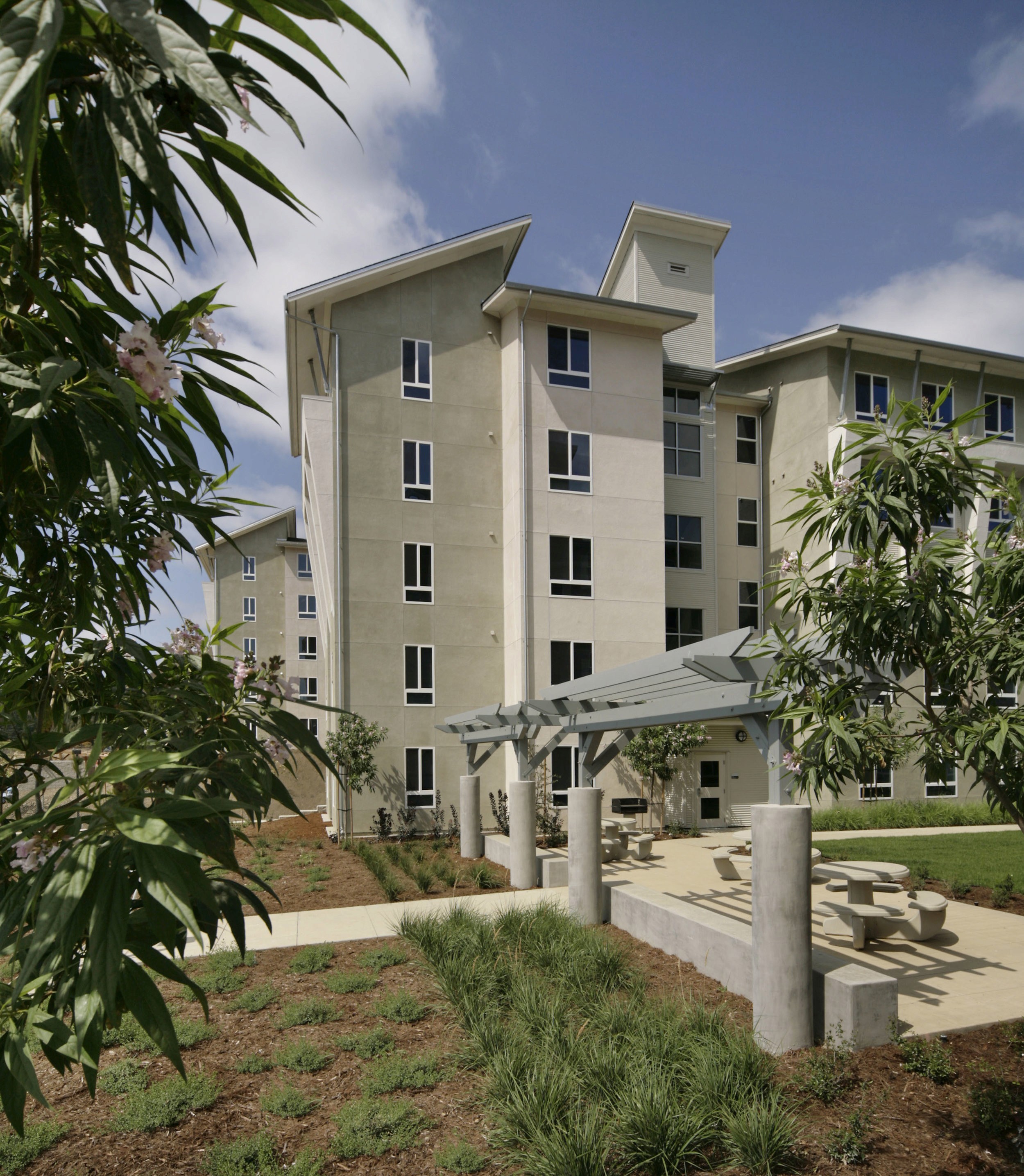 AS THE LARGEST LEED™ CERTIFIED PROJECT IN THE CALIFORNIA UNIVERSITY SYSTEM, POLY CANYON VILLAGE IS REDEFINING WHAT CAN BE ACHIEVED BY A UNIVERSITY WHEN EMPLOYING FULL PROGRAM MANAGEMENT SERVICES FROM PRE-DESIGN THROUGH CONSTRUCTION.