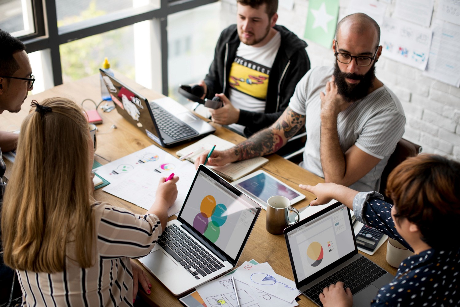 Equipe analisando um site para aparecer no Google com foco em SEO, estrutura digital e geração de oportunidades