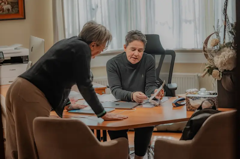 Simone Rauschenbach in einem Beratungsgespräch