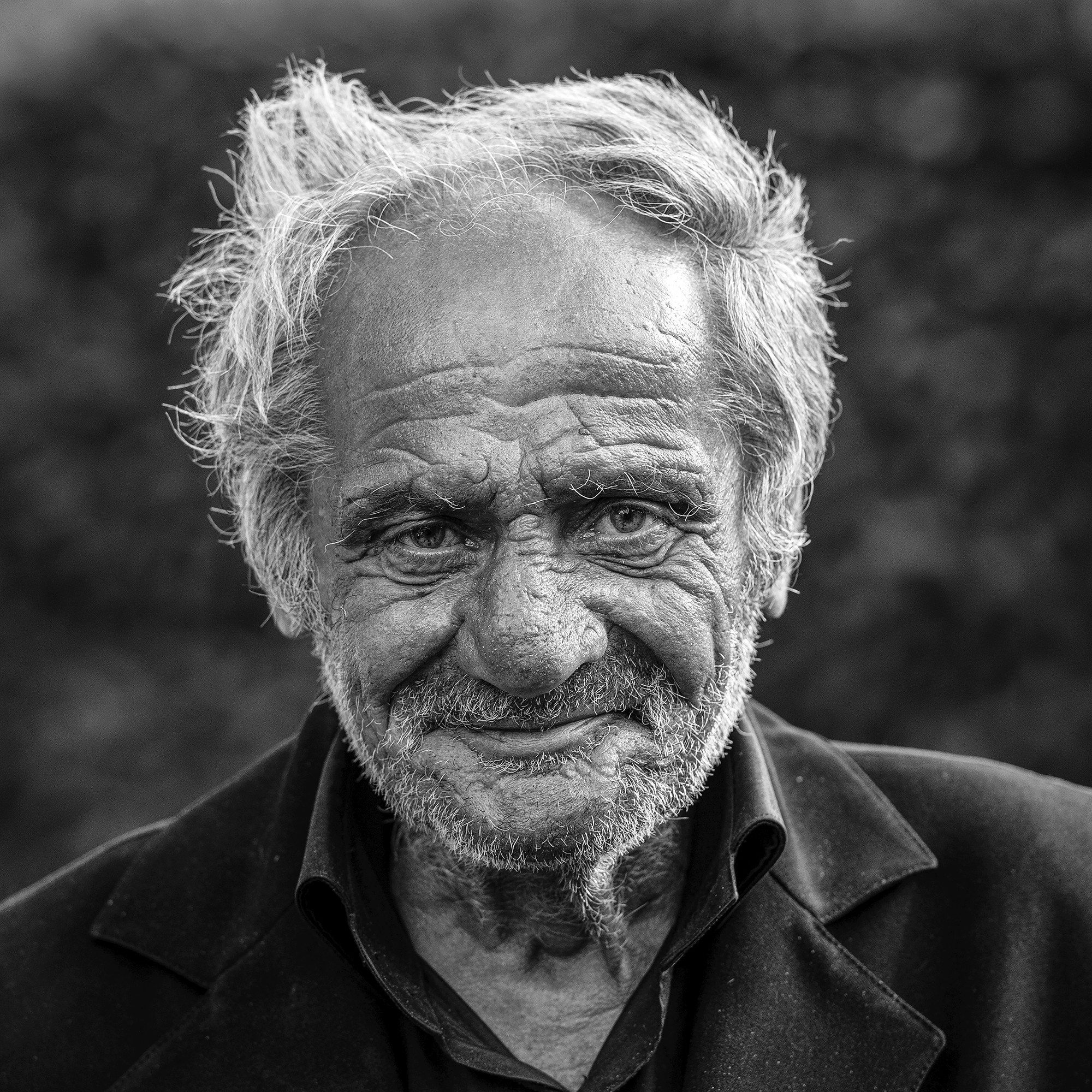 Frederic Bourcier, photographe documentaire, réalise des portraits d’un sans domicile fixe qui vient régulièrement lui rendre visite à son atelier. A travers ces photos, on peut voir les saisons , son humeur et surtout son état de fatigue.