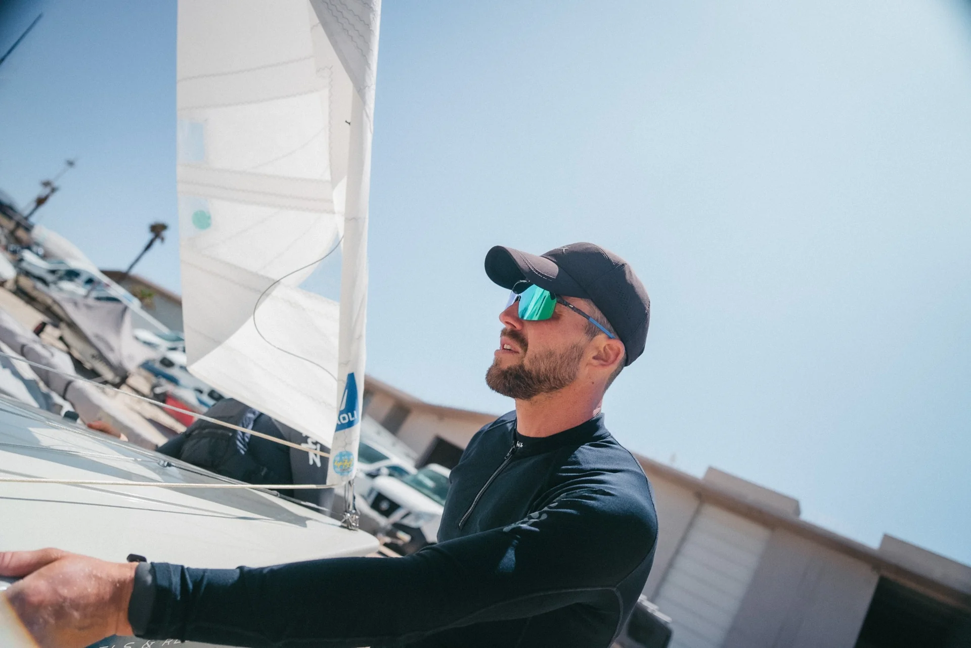 zoom sur une personne avec lunettes Julbo sur voilier