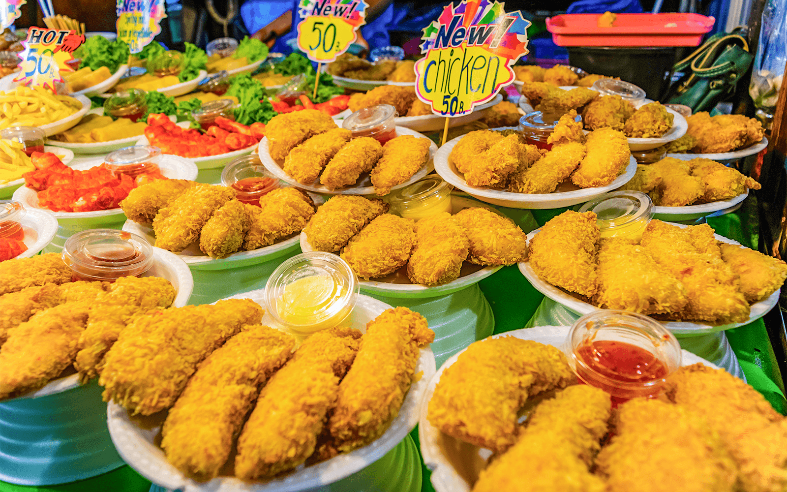 普吉岛Naka市场的街头小吃摊提供炸鸡和酱料。