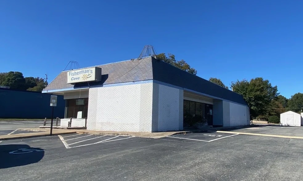 Former Fisherman’s Cove restaurant building with an adjacent parking lot